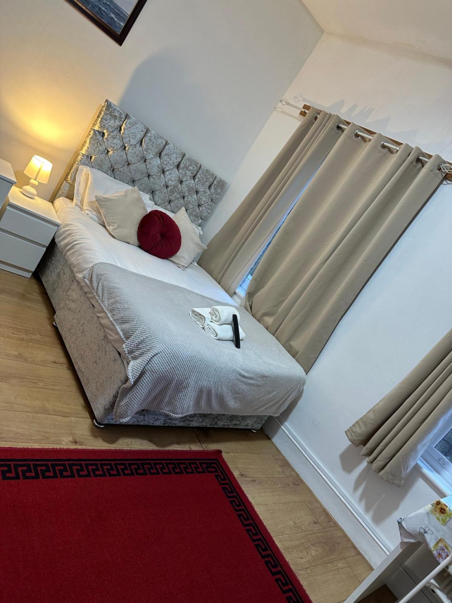 Tower Bridge Roomzzzz Couette-café