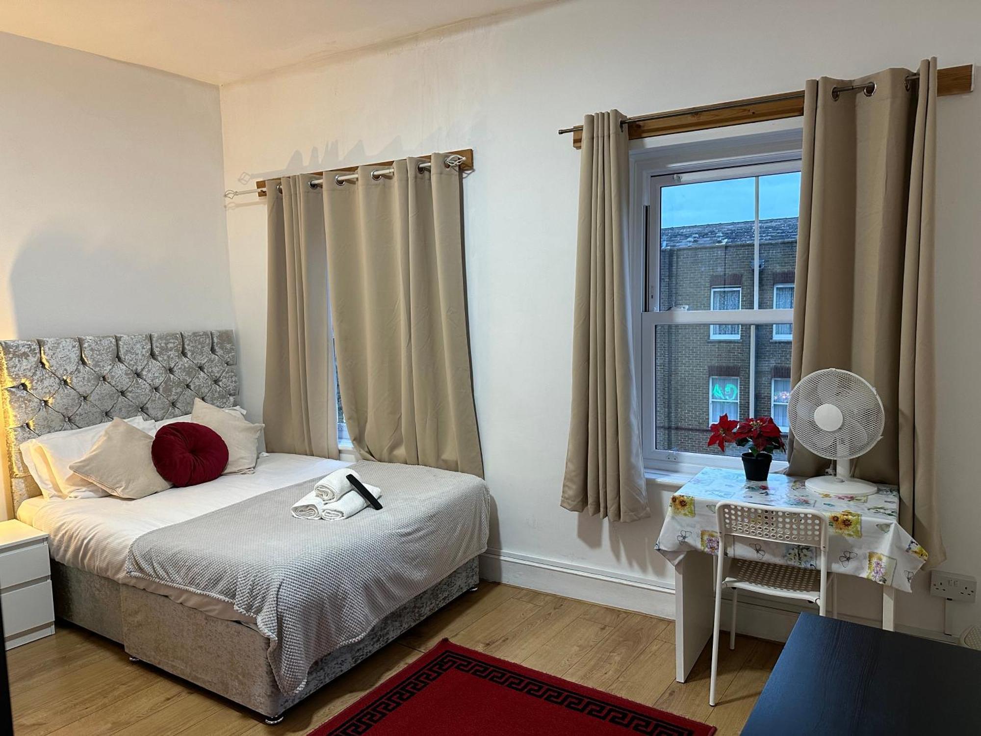 Tower Bridge Roomzzzz Couette-café Londres