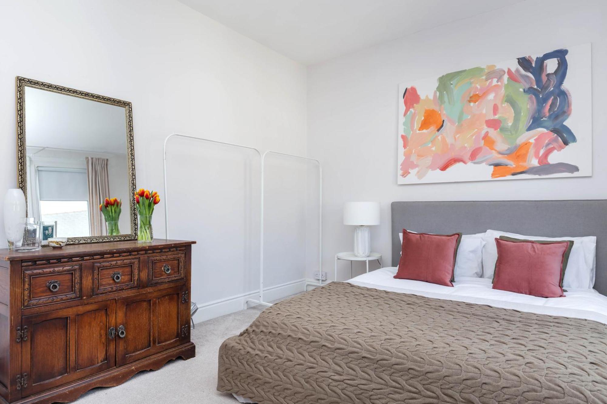 Newly Renovated Large 4-5 Bedroom House Сasa de vacaciones *