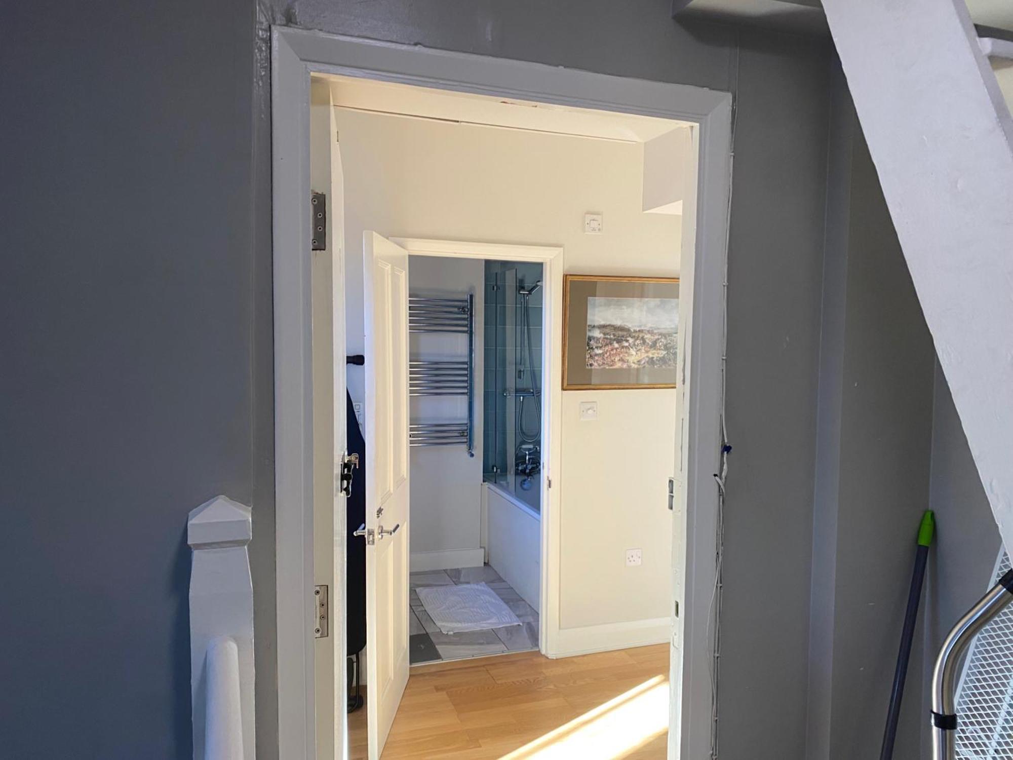 Victorian Building - Sleeps 5 - Pet Friendly Appartement Londen