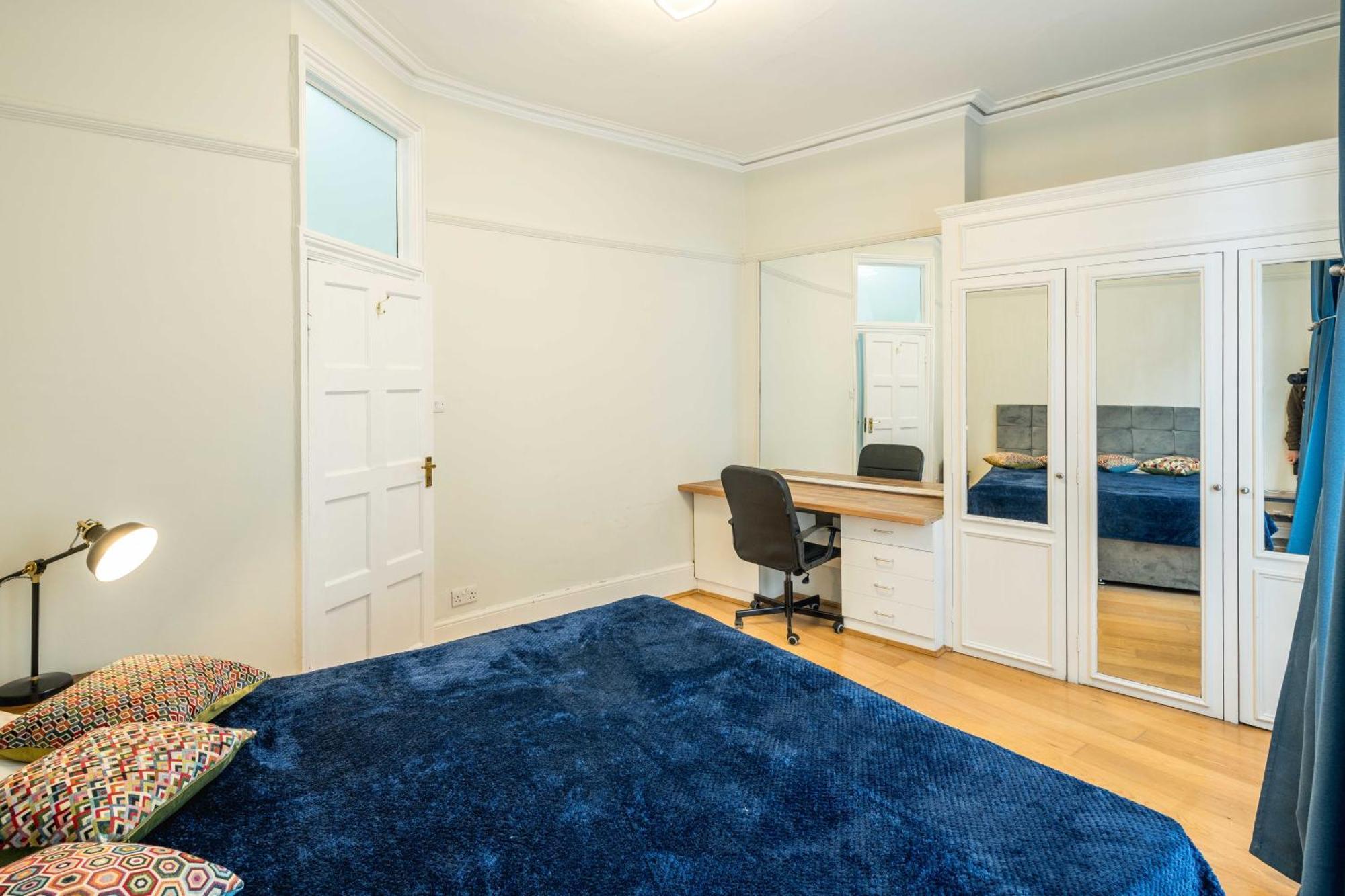 Appartement Four Beds By The Station *