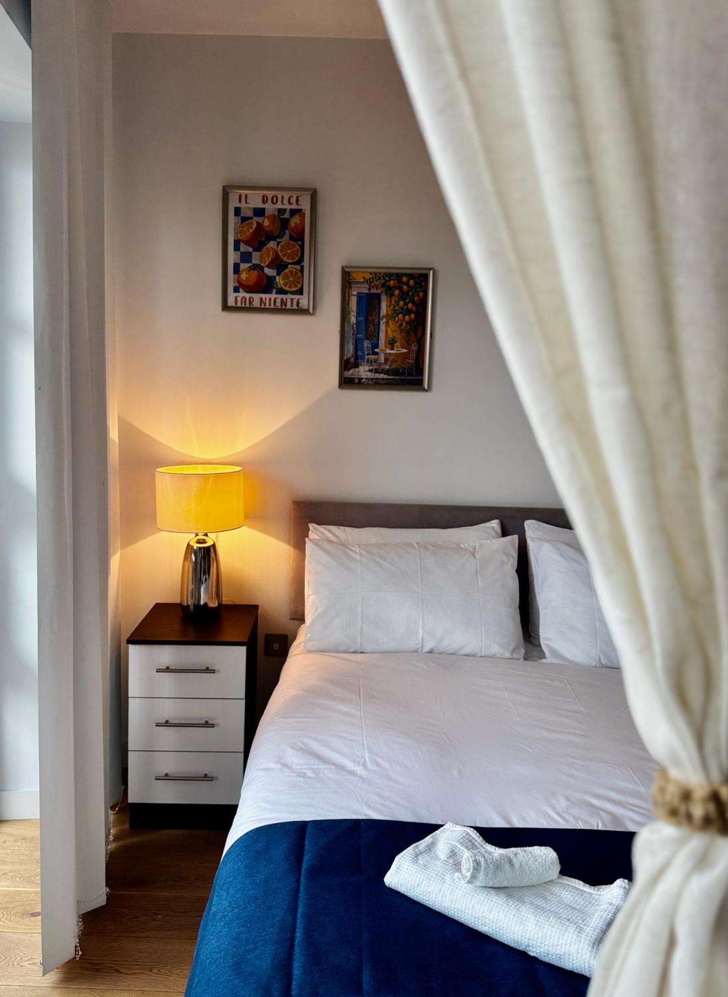 Island 1 Bedroom Luxury Apartments, Private Balcony * Londres