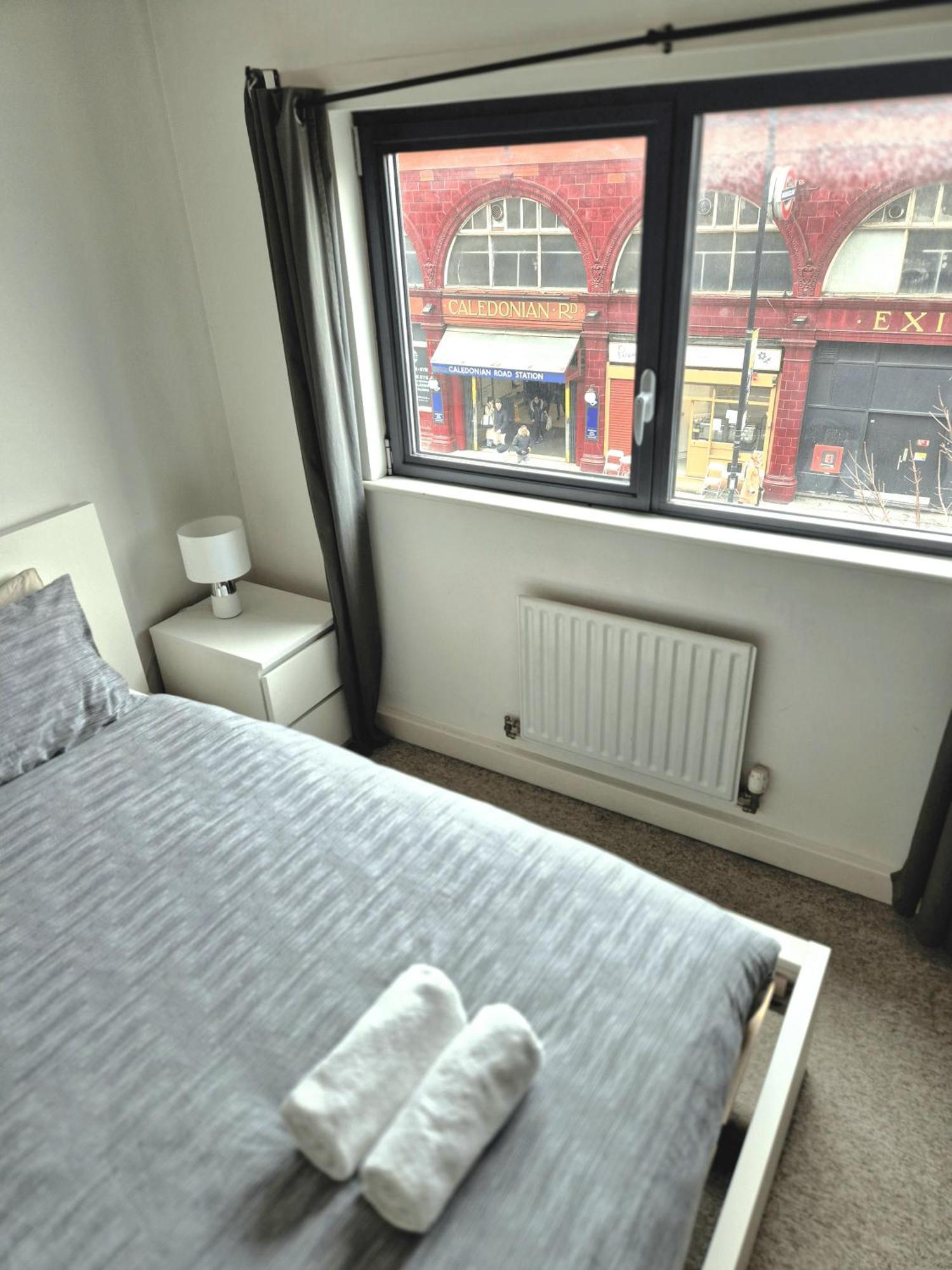 Spacious 1 Bedroom Apartment, Opposite The Metro Station, Very Location Londres