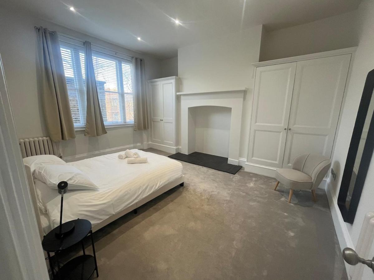 - Chalk Farm Station Apartment *