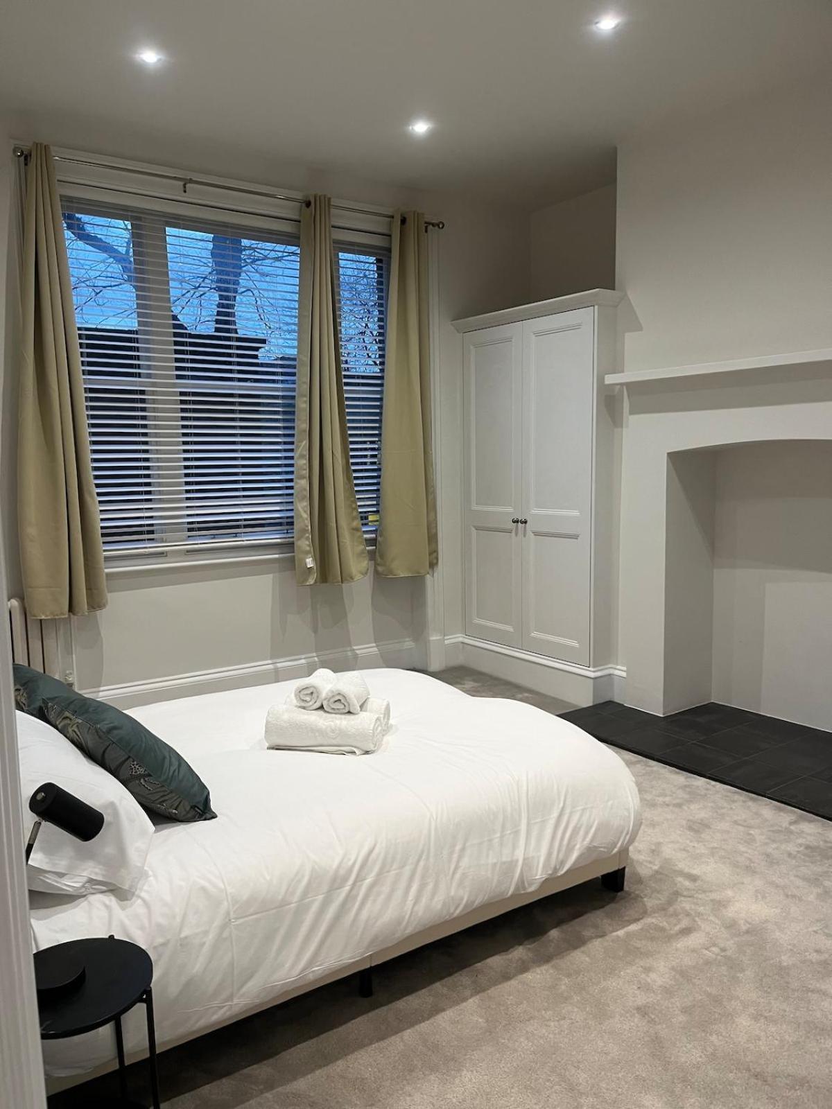 - Chalk Farm Station Apartment London