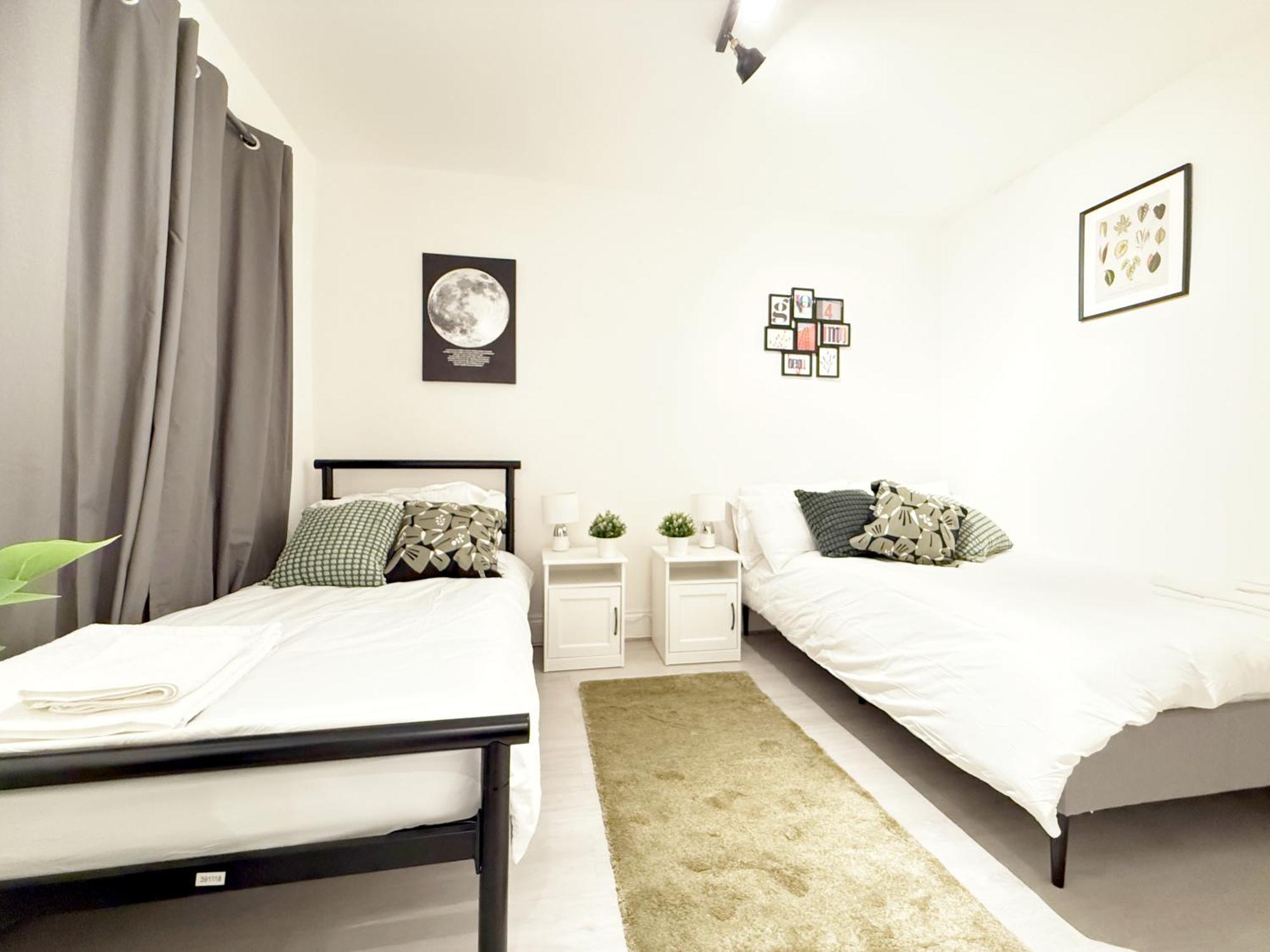 25 Mins To With Free Parking & Large Garden Appartement *