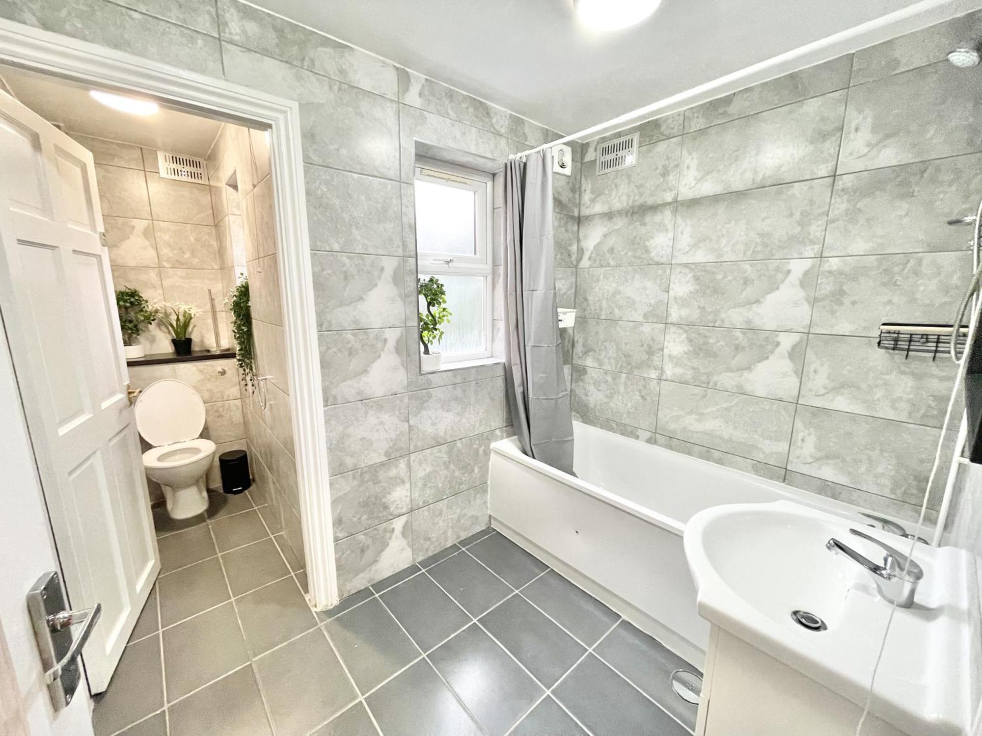 25 Mins To With Free Parking & Large Garden Londres