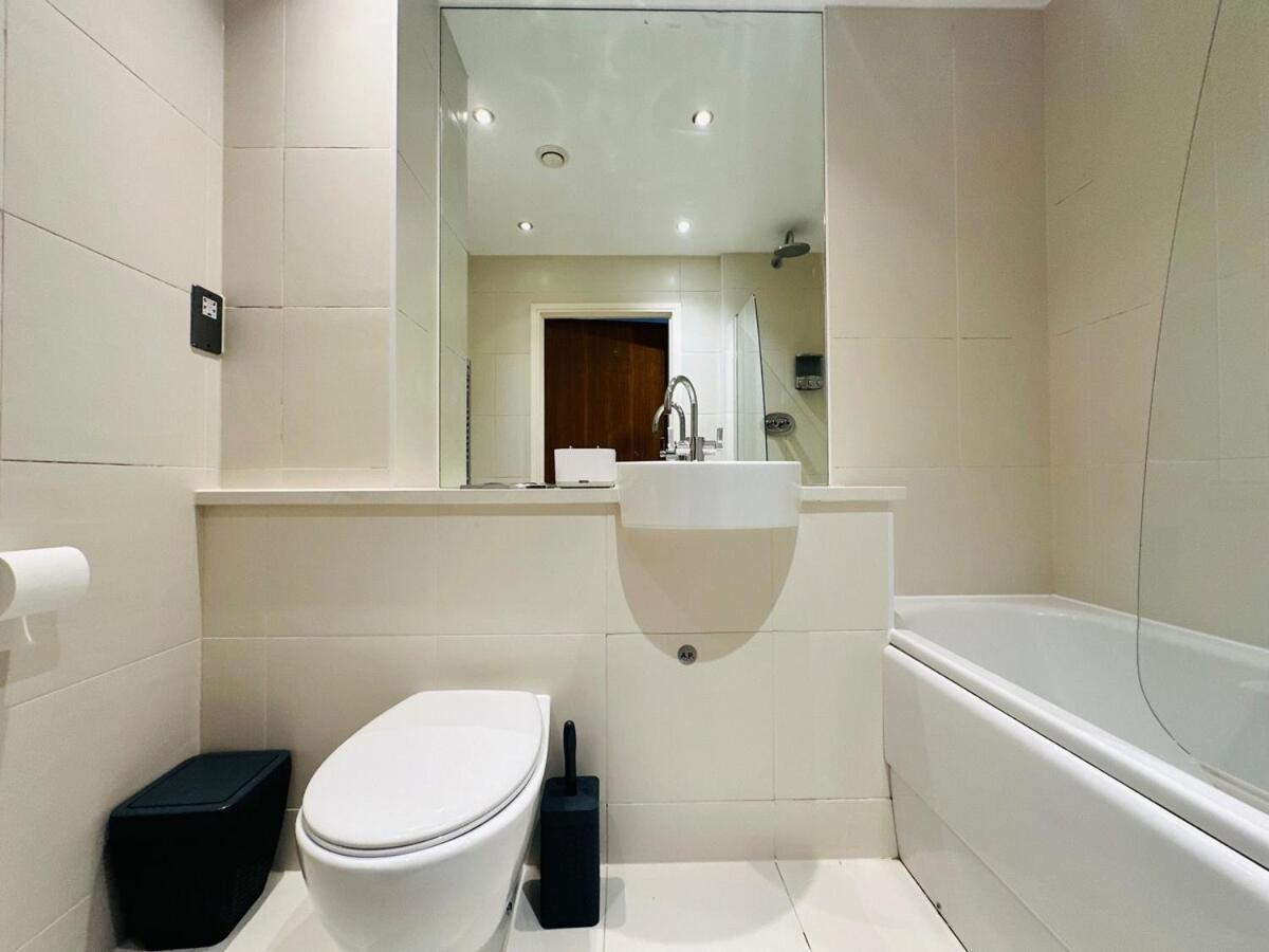 Zone 1 4 Mins From Major Station Londen