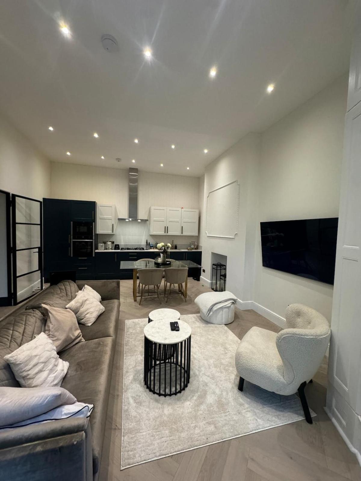 The Location! Holland Park Apartment *