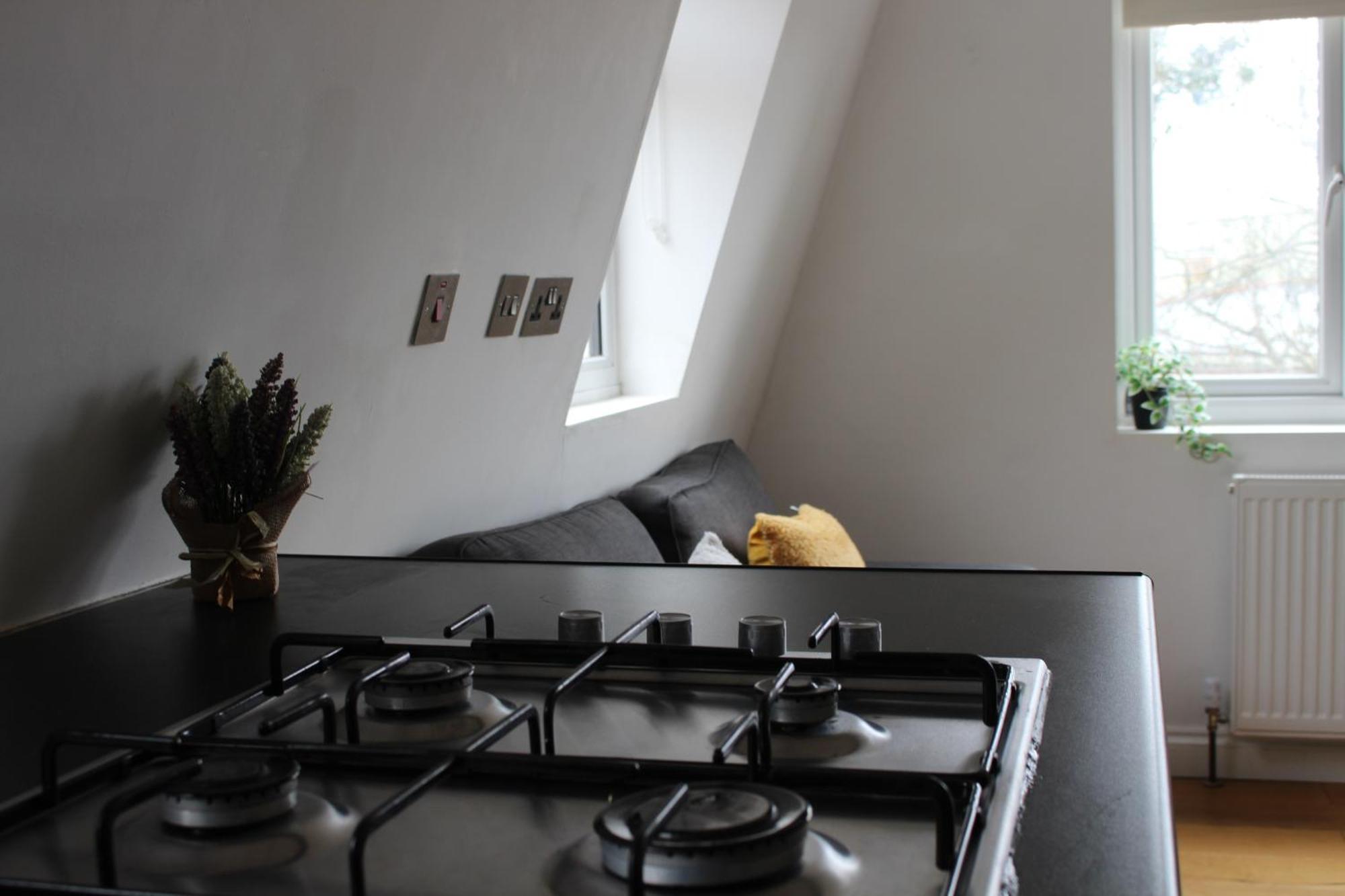 1 Bedroom, Sleeps 5, 30 Minutes To Centre * London