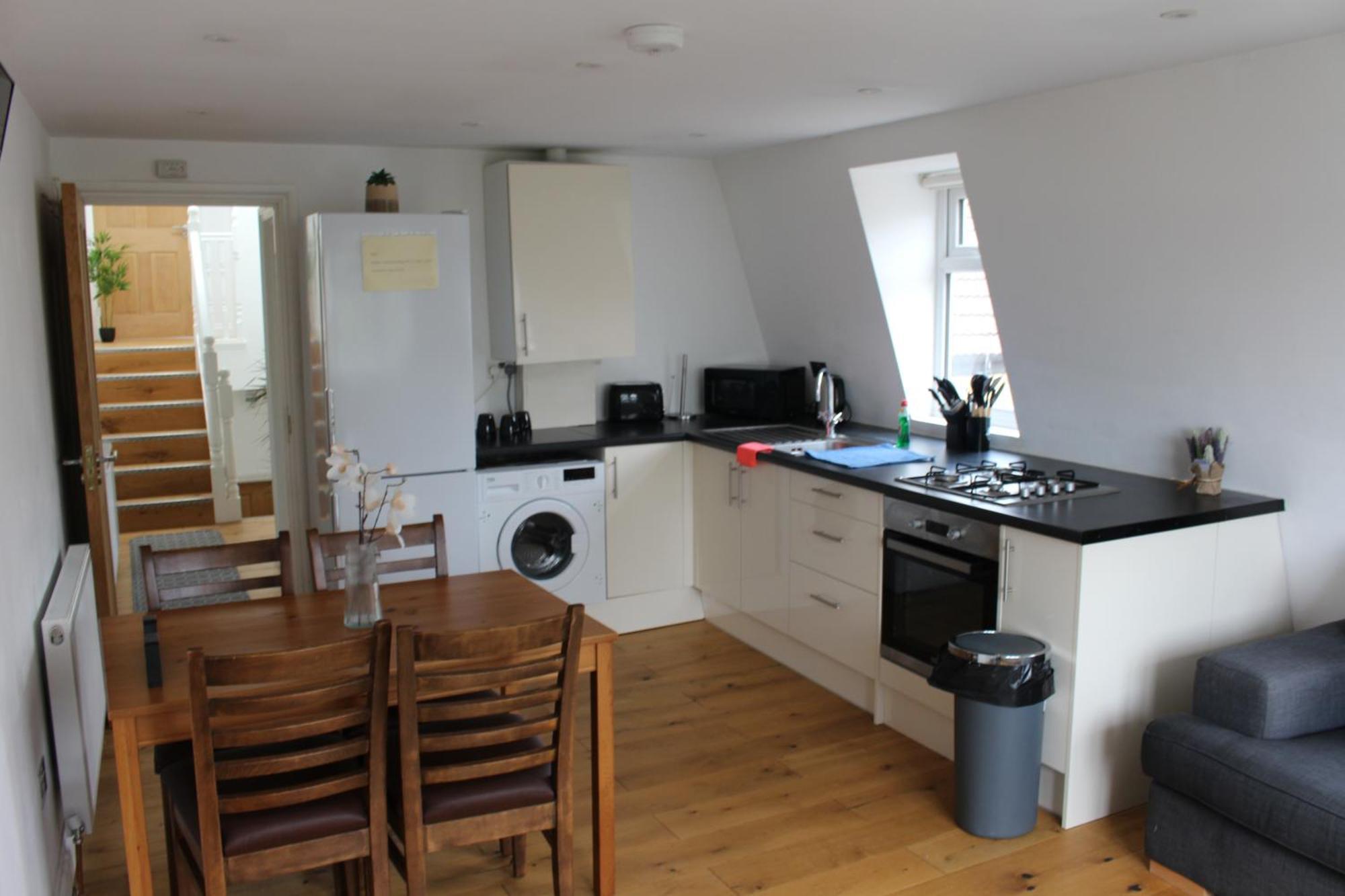 1 Bedroom, Sleeps 5, 30 Minutes To Centre