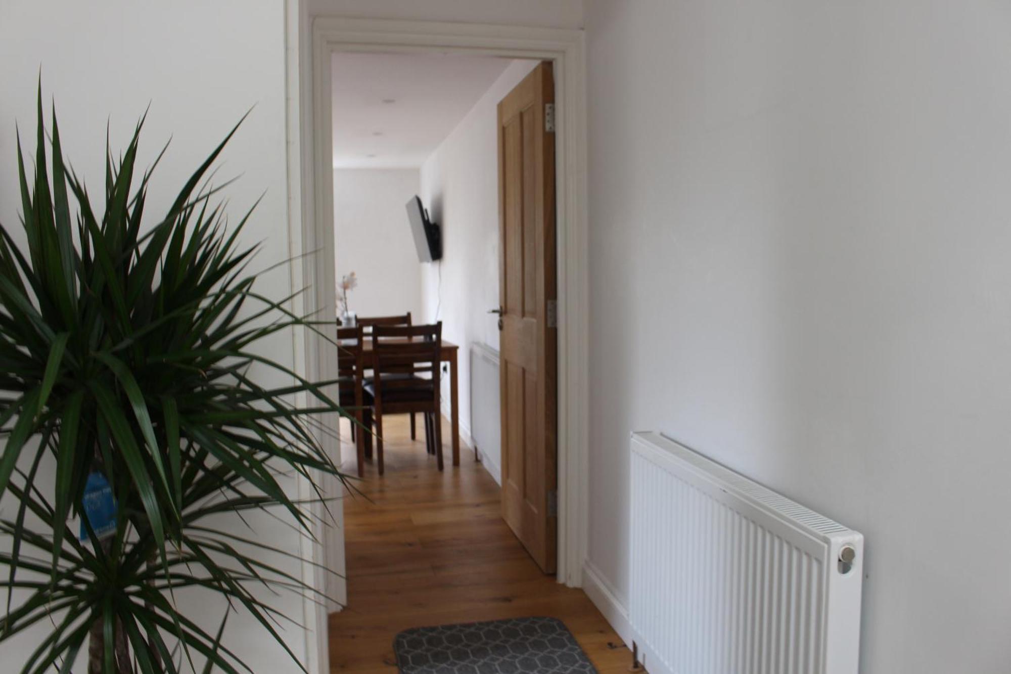 1 Bedroom, Sleeps 5, 30 Minutes To Centre Apartment
