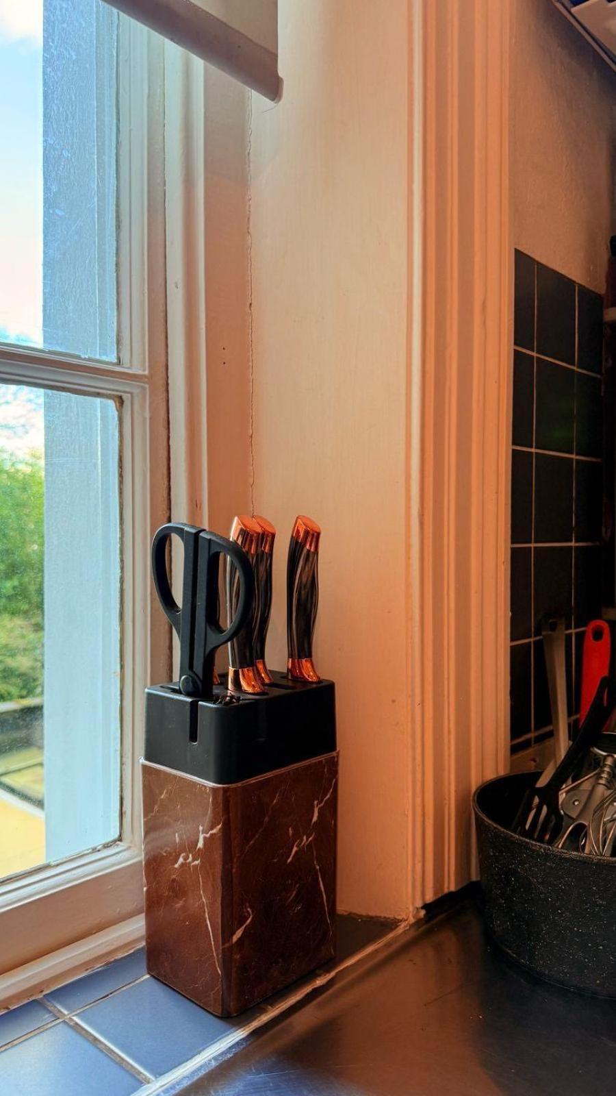 Large Flat Close To Tube Station Zone 2