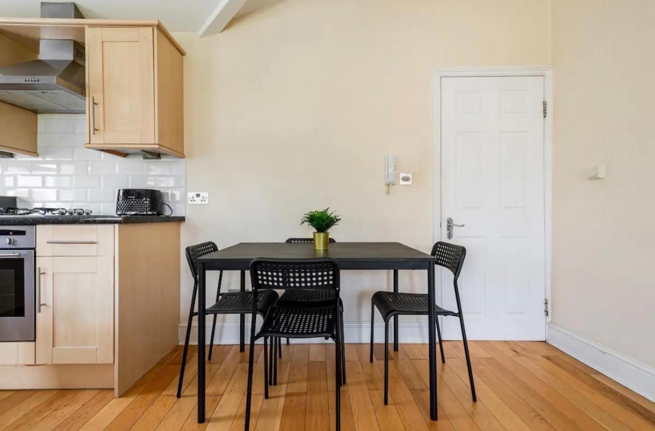 Apartment Lovely 3-bed 20 Minutes To *