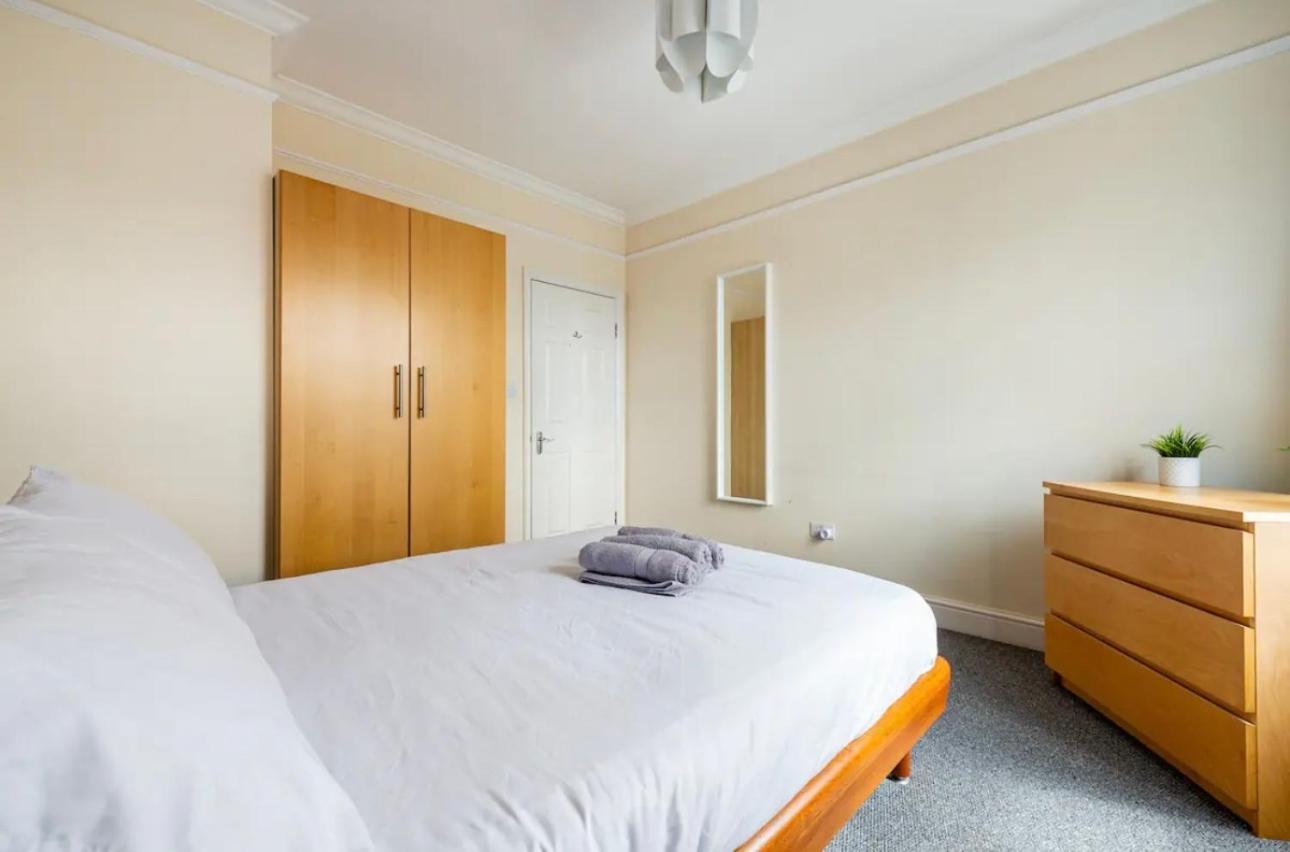Lovely 3-bed 20 Minutes To Apartment