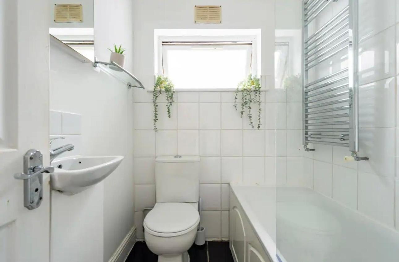 Lovely 3-bed 20 Minutes To Apartment *