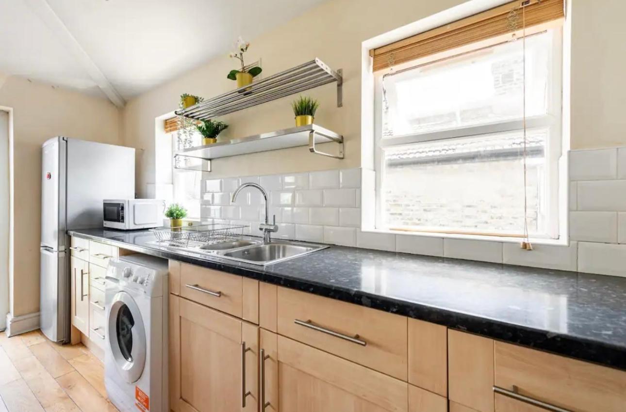 Lovely 3-bed 20 Minutes To *