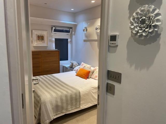Modern Self-contained Ground And Basement Apartamento Londres