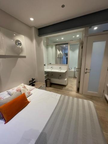 Modern Self-contained Ground And Basement Apartamento