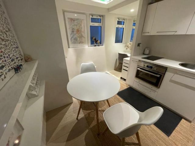 Modern Self-contained Ground And Basement Apartamento Londres