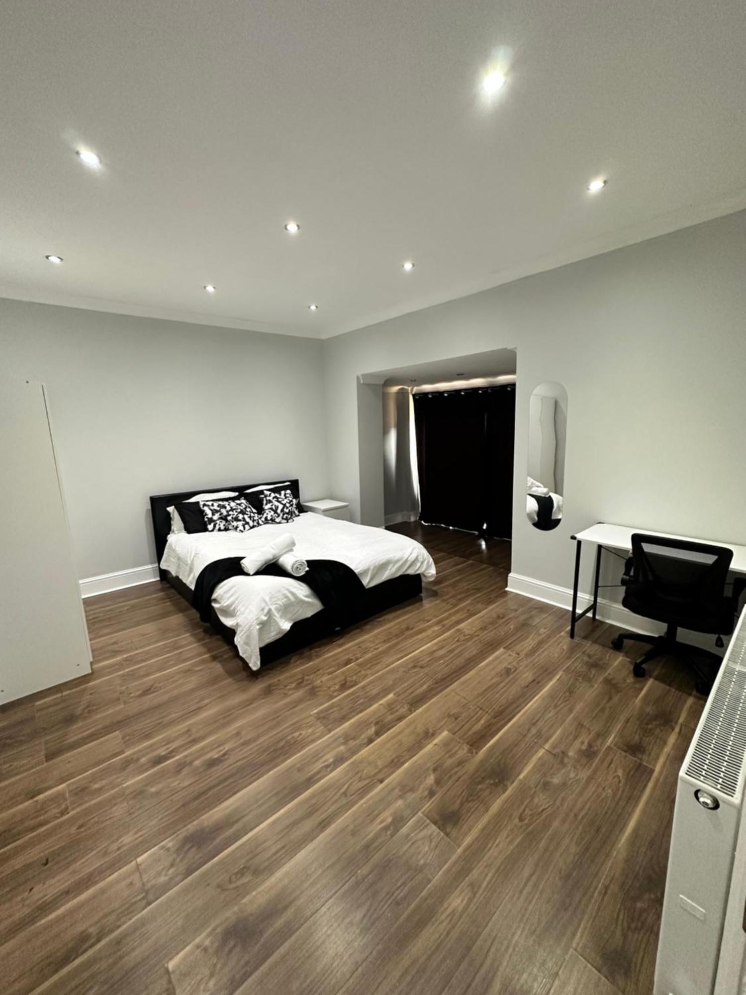 Black & White Double Bedroom Guest house London