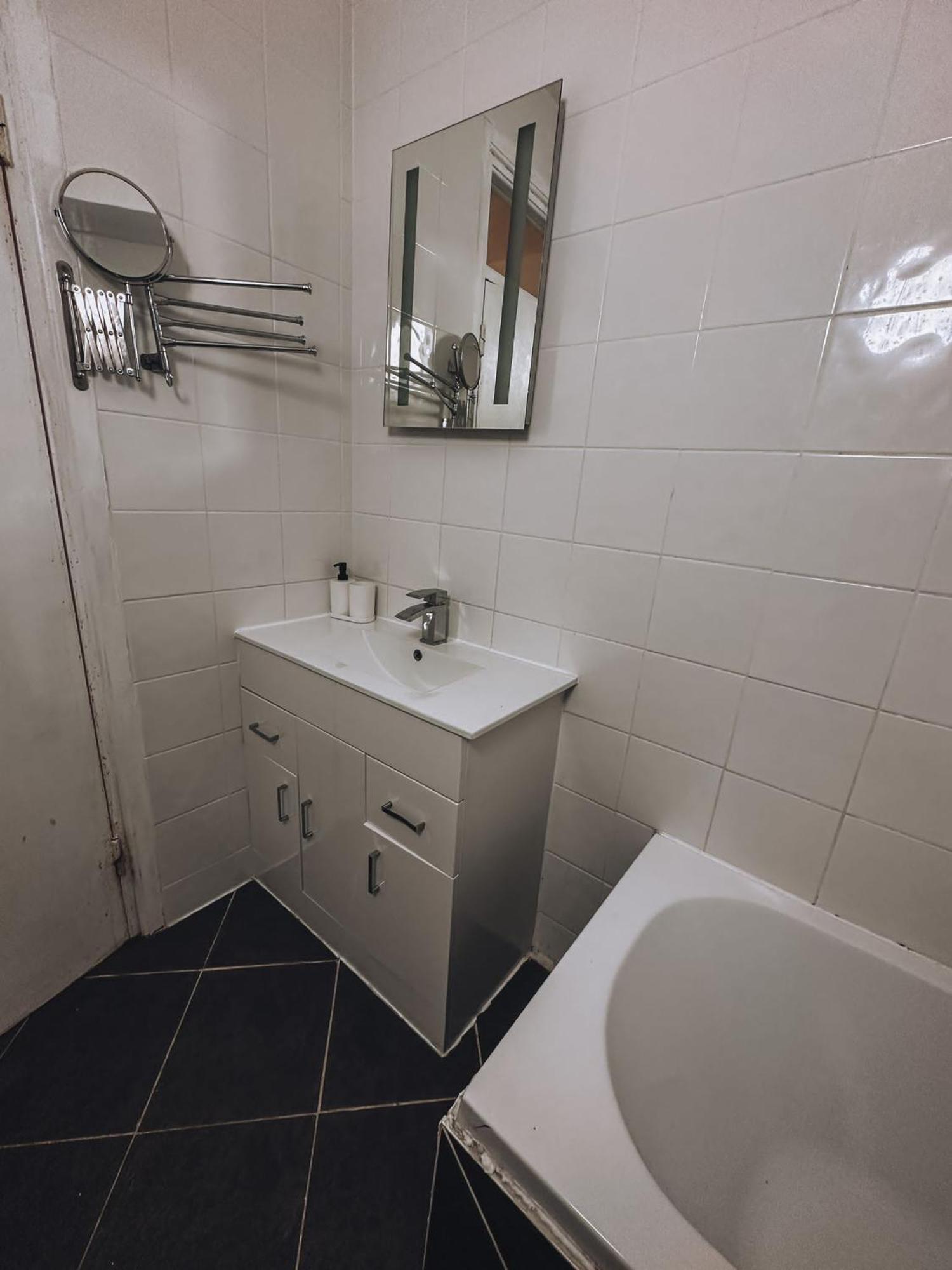 Cosy 2 Bedroom In Swiss Cottage. Appartement Londen