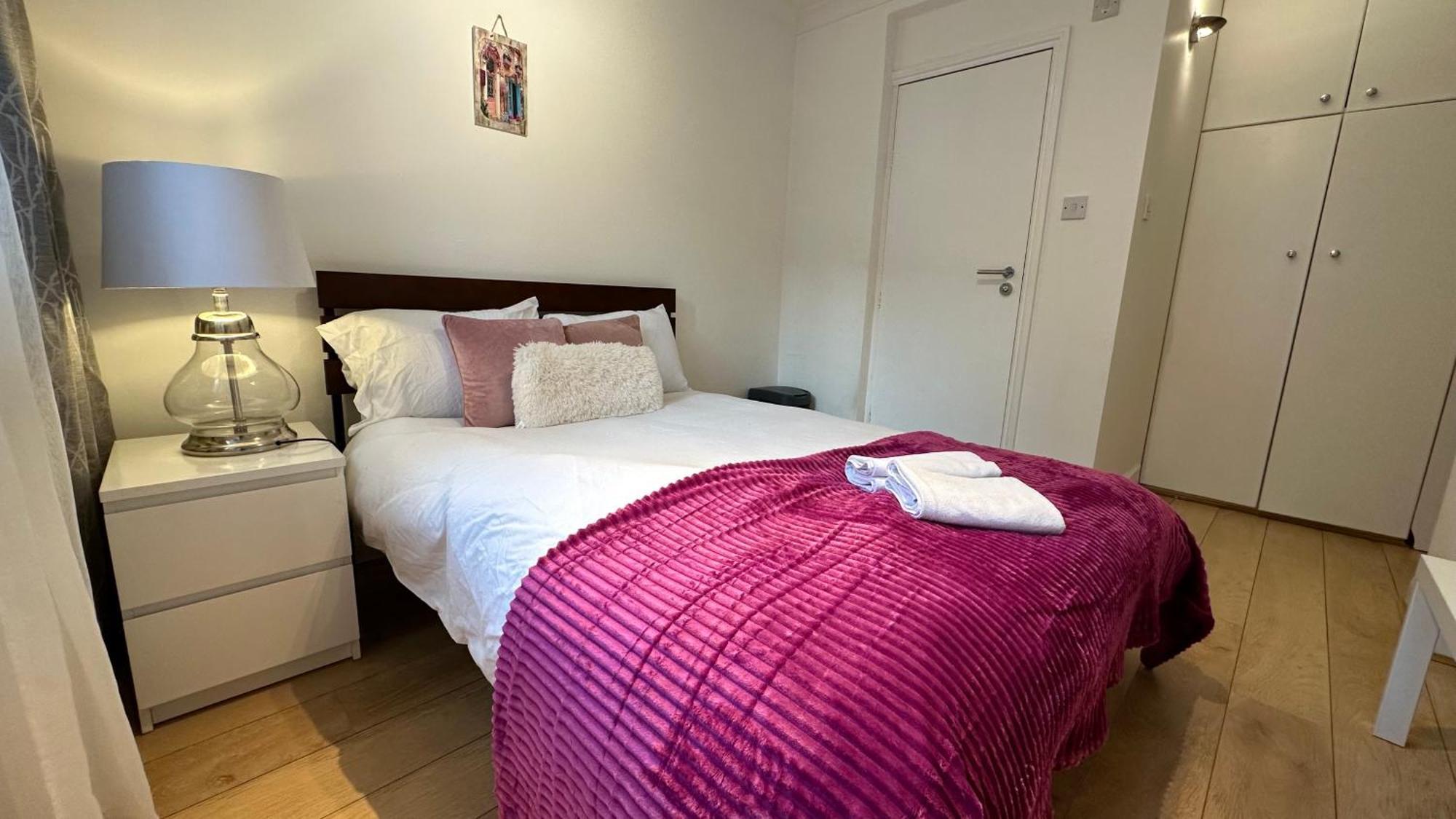 Economic Hotel-like Room, En-suite Sheperds Bush * Londen