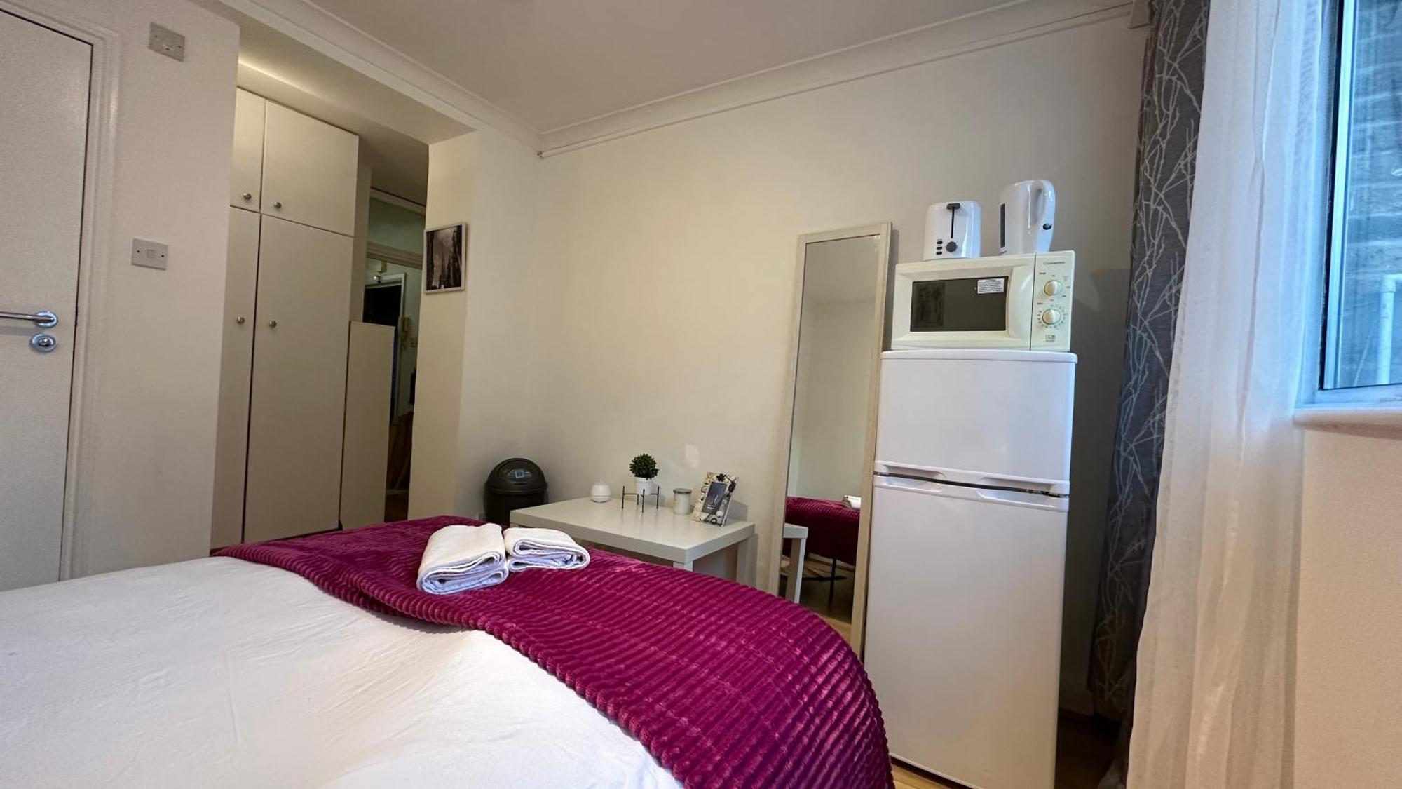 Economic Hotel-like Room, En-suite Sheperds Bush Appartement *