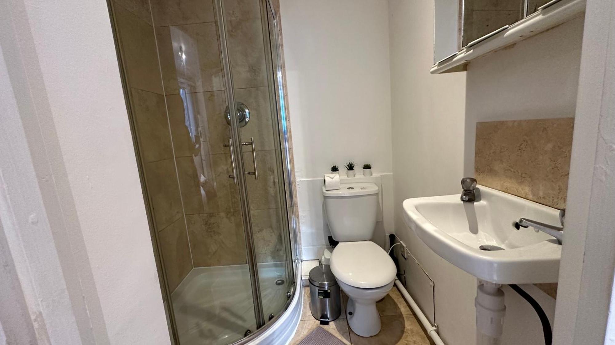 Economic Hotel-like Room, En-suite Sheperds Bush Appartement Londres