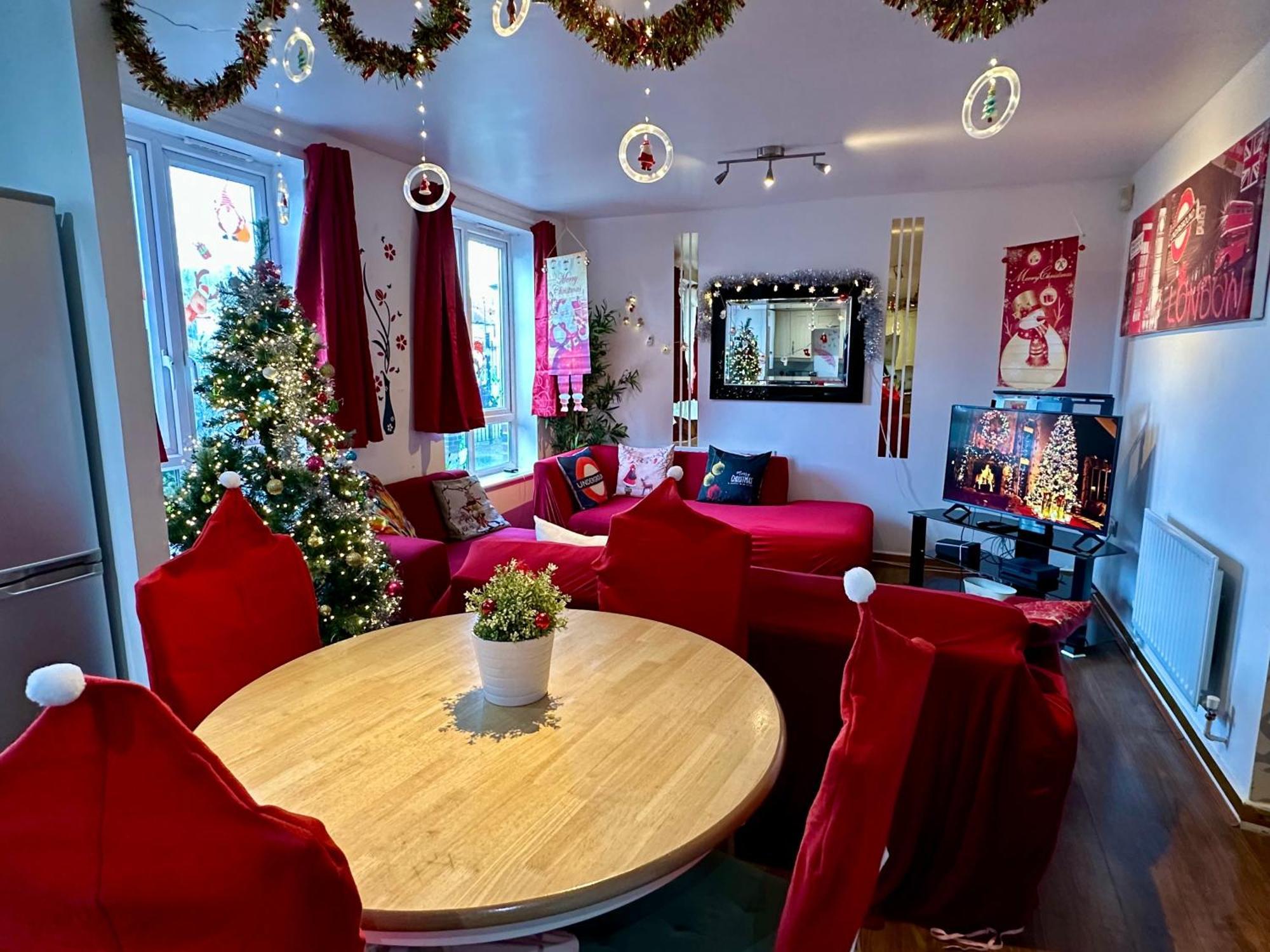Appartement 2 Bed 2 Bath - Free Parking - 3min Walk To The Train Station - 19min To Liverpool Street 5min To Victoria Line 1gb Broadband Super Fast Internet Ground Floor 100s Of Shops Restaurants Bakeries 24-hour Asda Superst *