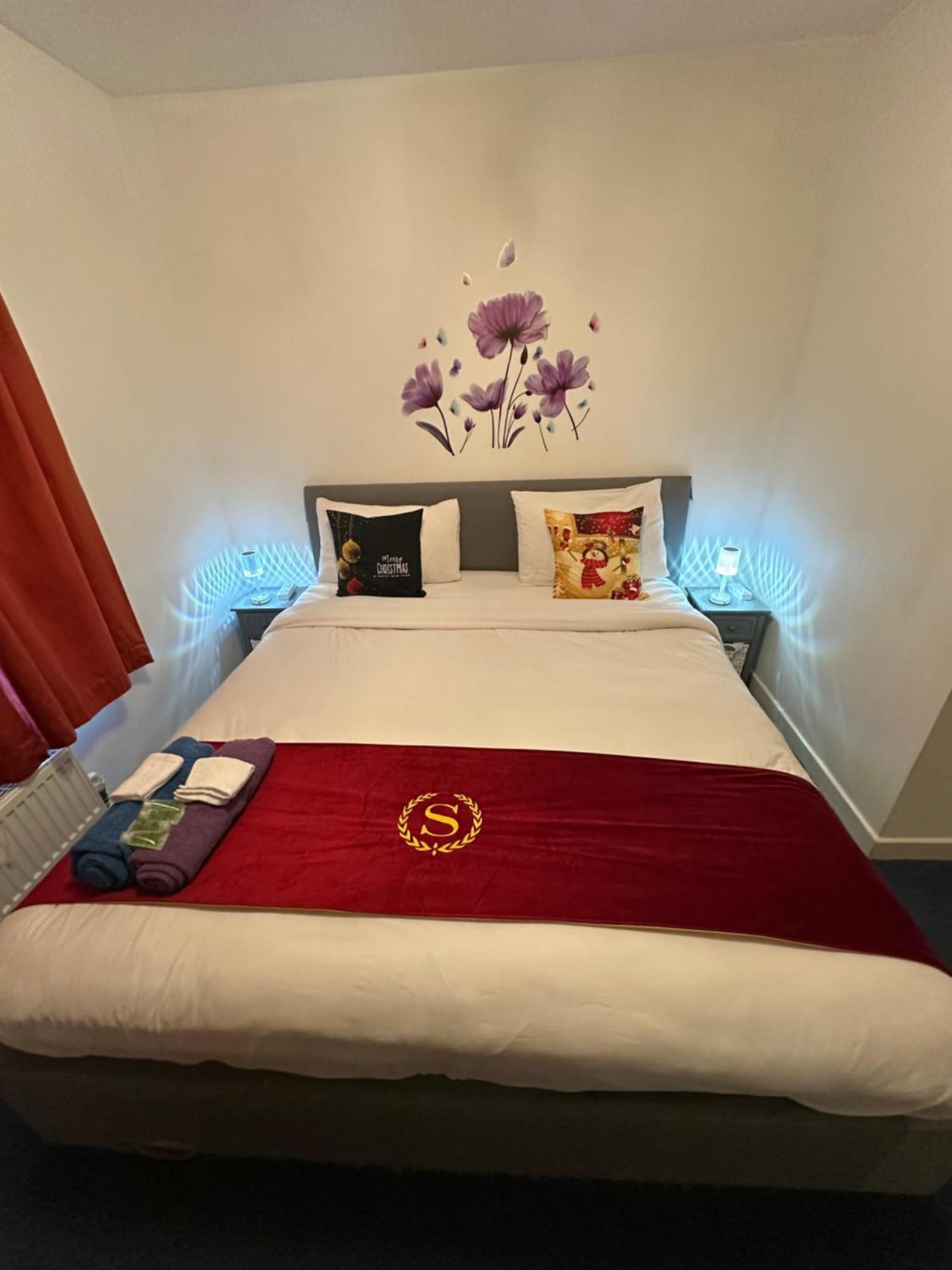 Appartement 2 Bed 2 Bath - Free Parking - 3min Walk To The Train Station - 19min To Liverpool Street 5min To Victoria Line 1gb Broadband Super Fast Internet Ground Floor 100s Of Shops Restaurants Bakeries 24-hour Asda Superst Londres