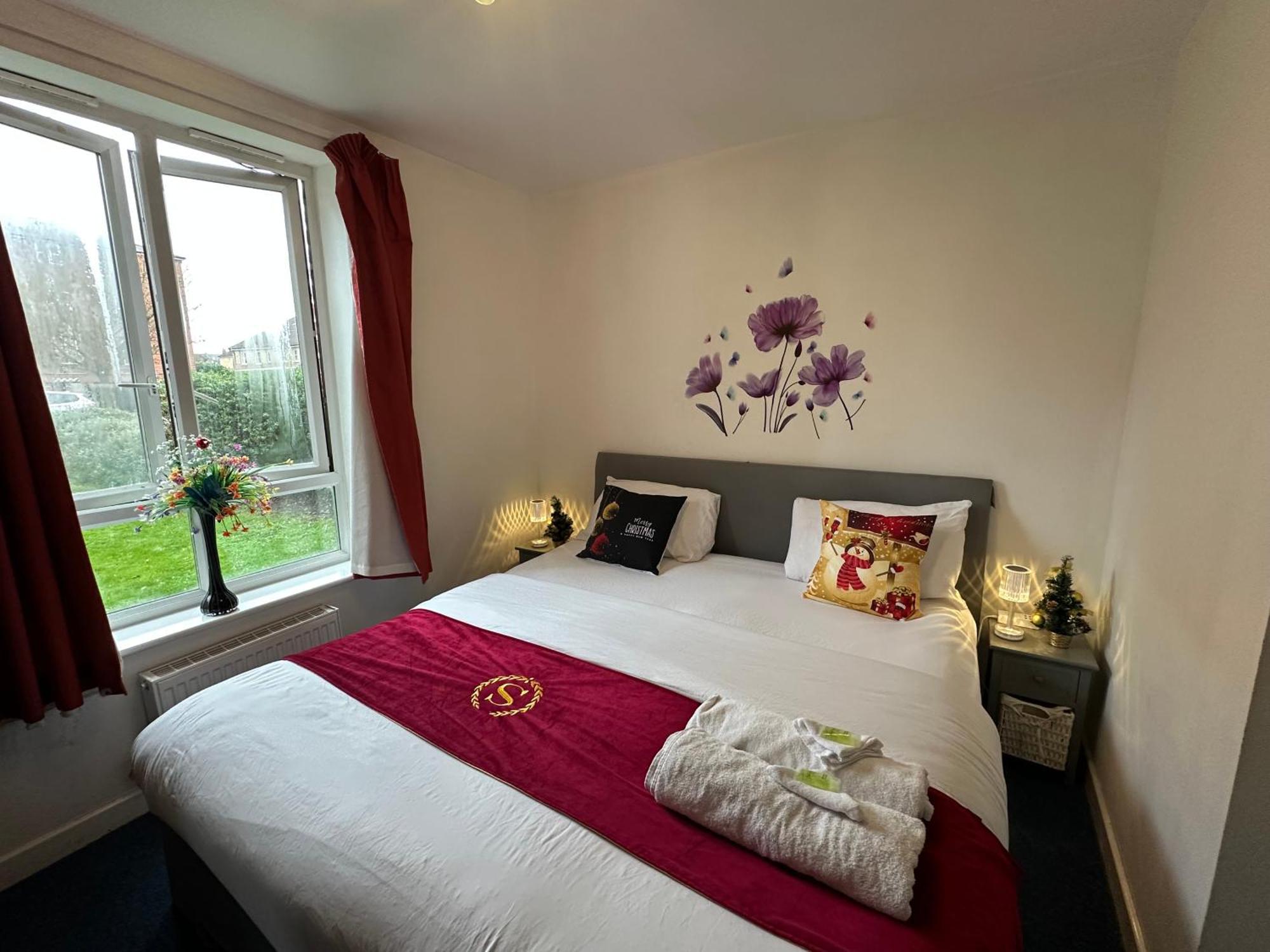 2 Bed 2 Bath - Free Parking - 3min Walk To The Train Station - 19min To Liverpool Street 5min To Victoria Line 1gb Broadband Super Fast Internet Ground Floor 100s Of Shops Restaurants Bakeries 24-hour Asda Superst
