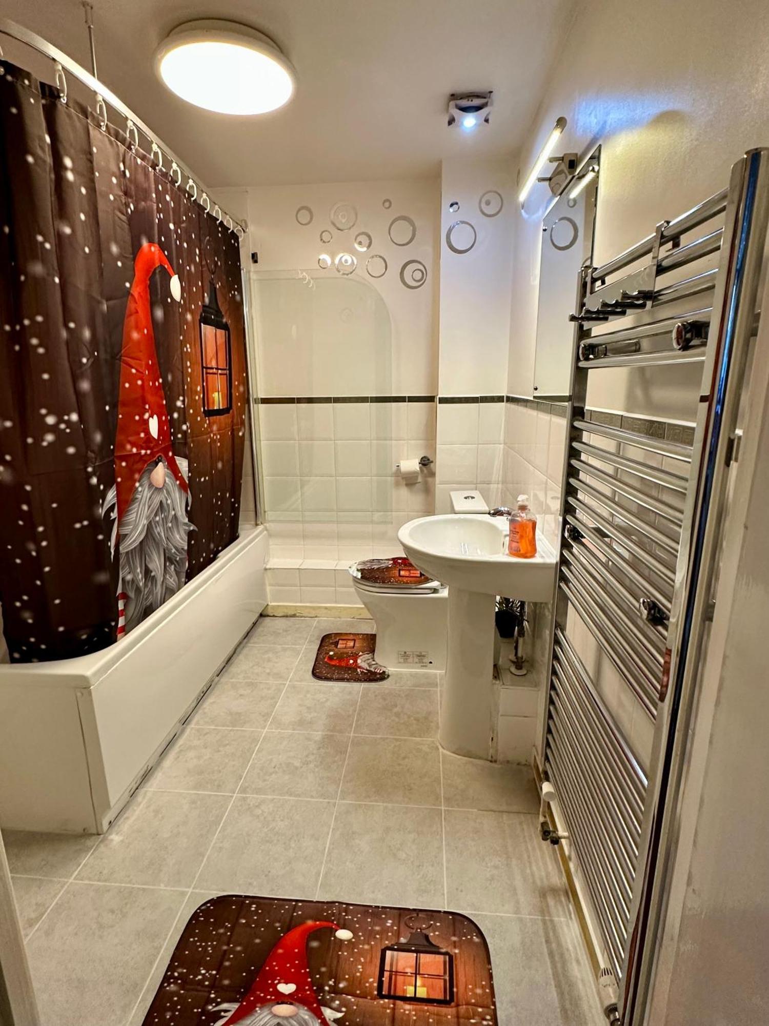 2 Bed 2 Bath - Free Parking - 3min Walk To The Train Station - 19min To Liverpool Street 5min To Victoria Line 1gb Broadband Super Fast Internet Ground Floor 100s Of Shops Restaurants Bakeries 24-hour Asda Superst Londres