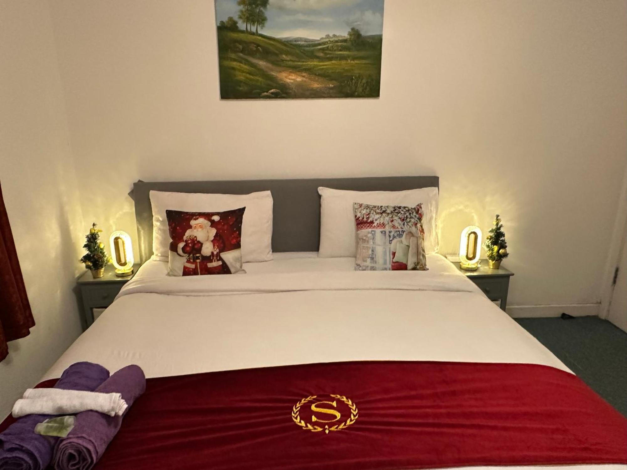 2 Bed 2 Bath - Free Parking - 3min Walk To The Train Station - 19min To Liverpool Street 5min To Victoria Line 1gb Broadband Super Fast Internet Ground Floor 100s Of Shops Restaurants Bakeries 24-hour Asda Superst Appartement