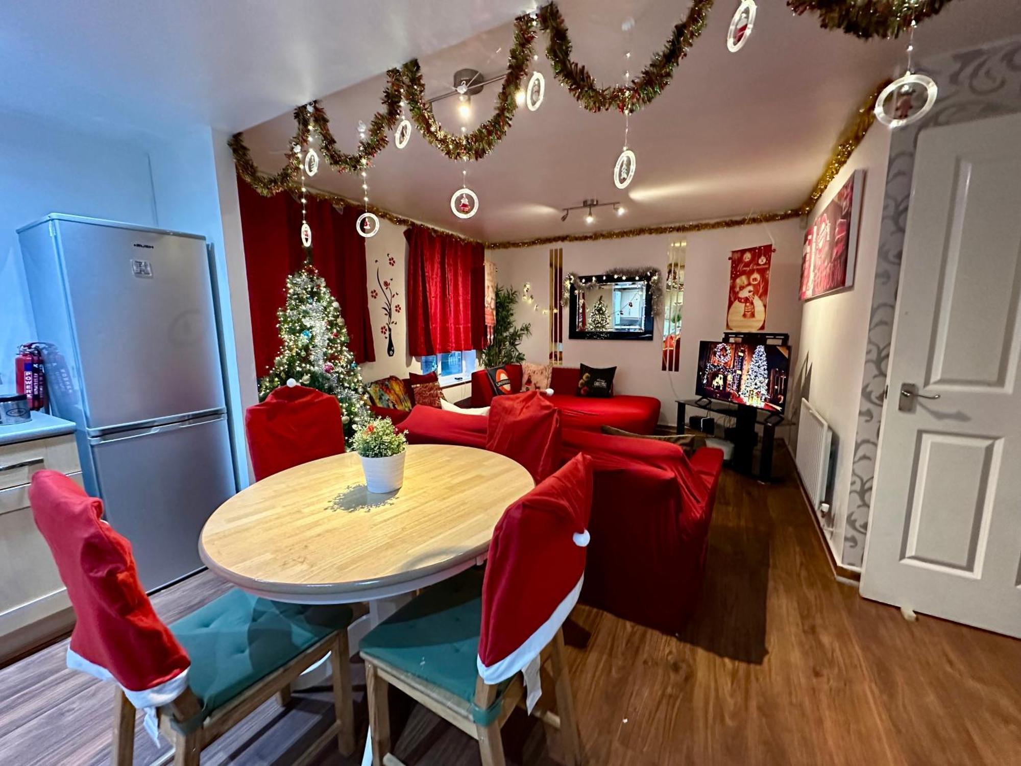 Appartement 2 Bed 2 Bath - Free Parking - 3min Walk To The Train Station - 19min To Liverpool Street 5min To Victoria Line 1gb Broadband Super Fast Internet Ground Floor 100s Of Shops Restaurants Bakeries 24-hour Asda Superst