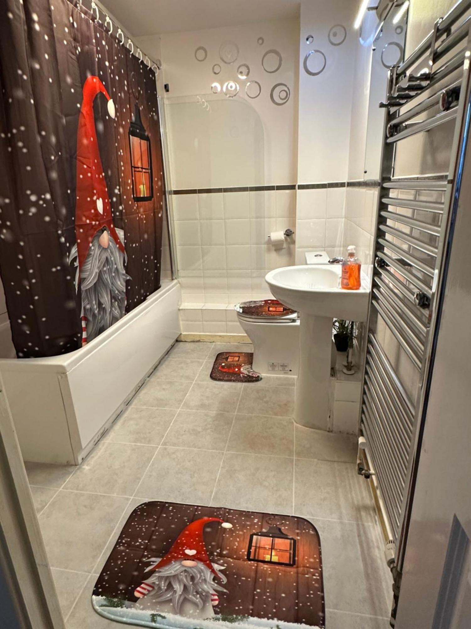 2 Bed 2 Bath - Free Parking - 3min Walk To The Train Station - 19min To Liverpool Street 5min To Victoria Line 1gb Broadband Super Fast Internet Ground Floor 100s Of Shops Restaurants Bakeries 24-hour Asda Superst Appartement *