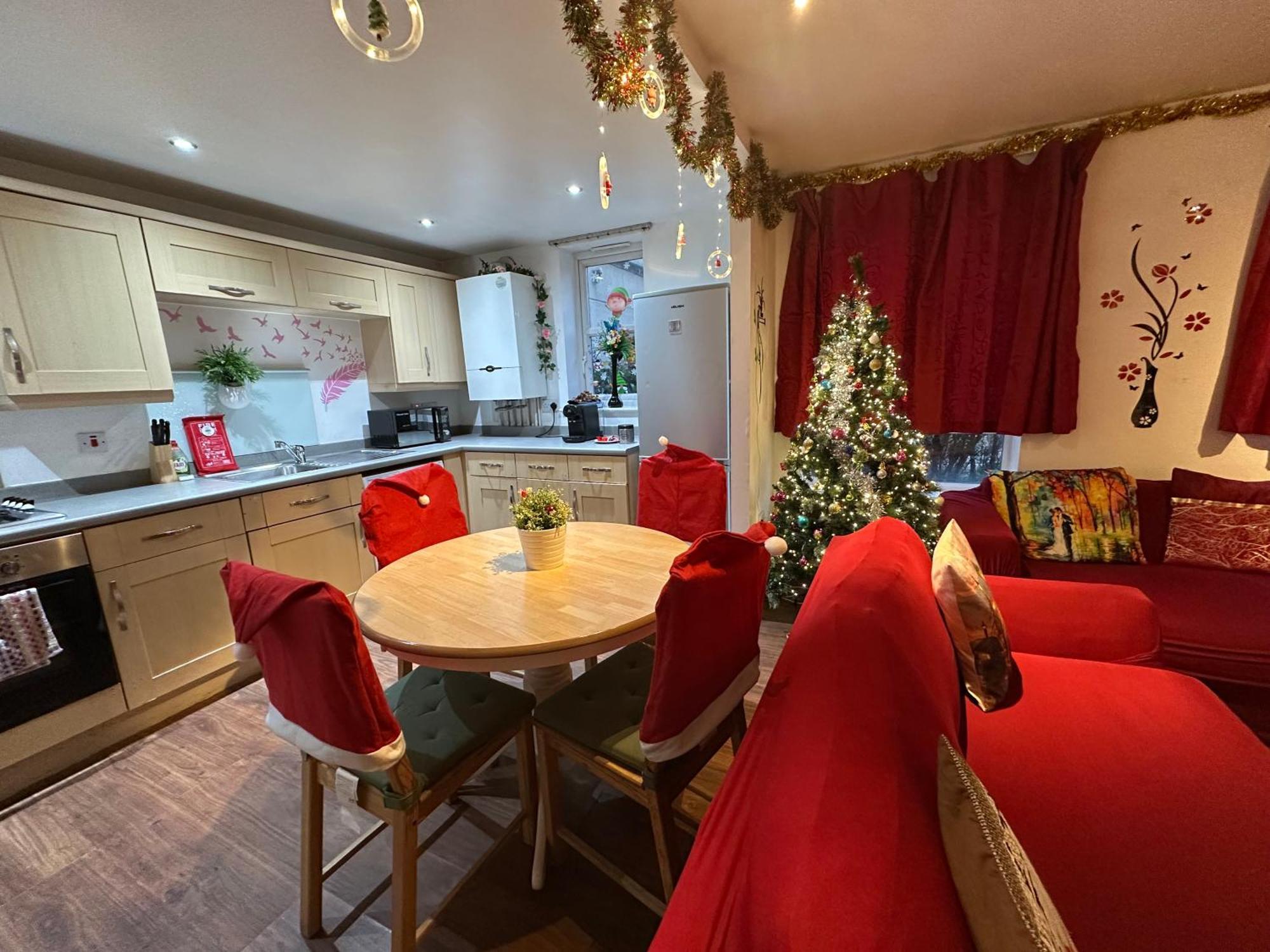 2 Bed 2 Bath - Free Parking - 3min Walk To The Train Station - 19min To Liverpool Street 5min To Victoria Line 1gb Broadband Super Fast Internet Ground Floor 100s Of Shops Restaurants Bakeries 24-hour Asda Superst Appartement Londres