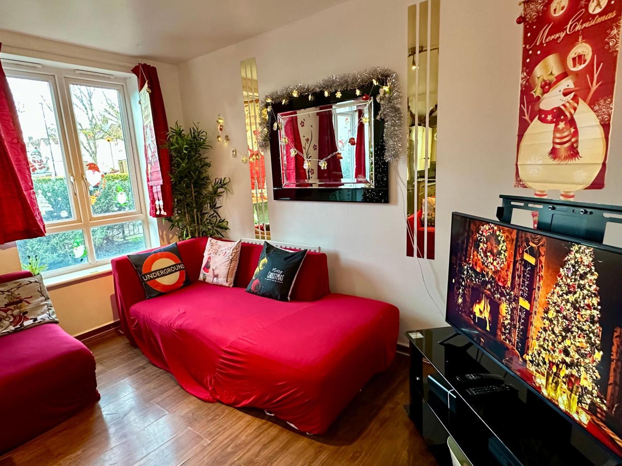 2 Bed 2 Bath - Free Parking - 3min Walk To The Train Station - 19min To Liverpool Street 5min To Victoria Line 1gb Broadband Super Fast Internet Ground Floor 100s Of Shops Restaurants Bakeries 24-hour Asda Superst * Londres