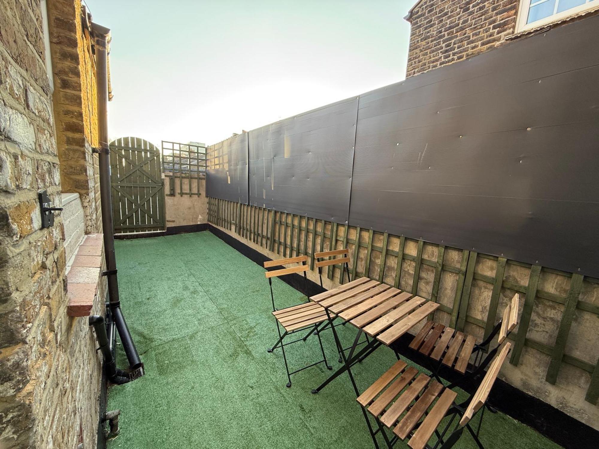 25 Mins To With Free Parking & Large Garden Appartement *