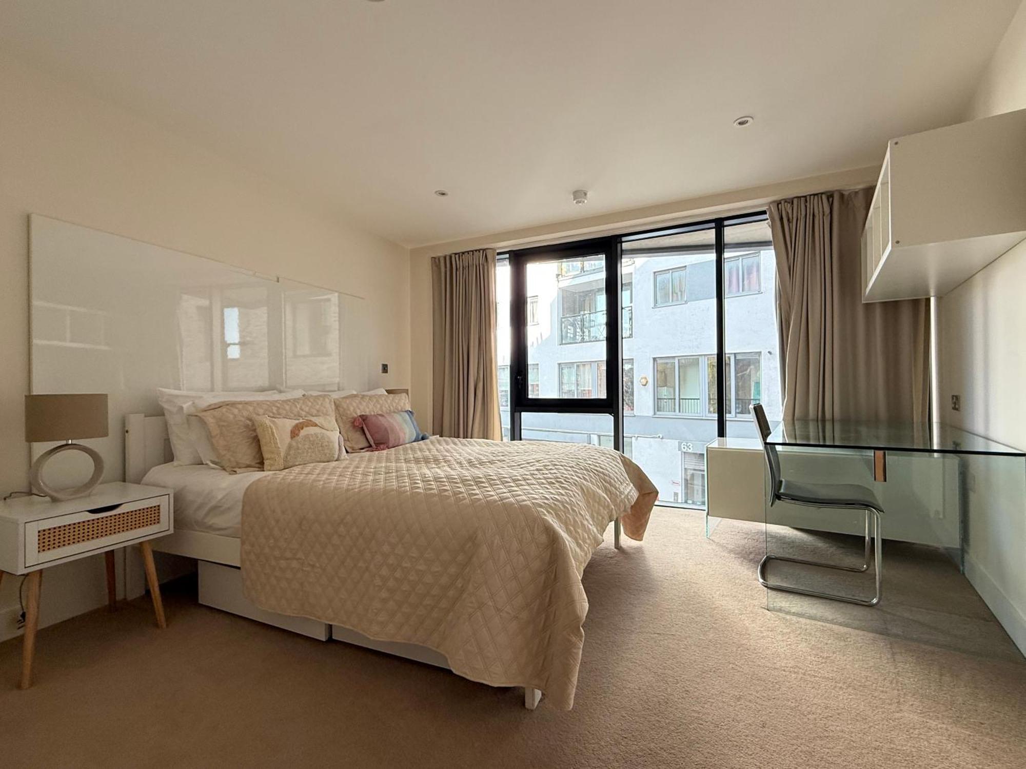 Urban Retreat Near The Thames