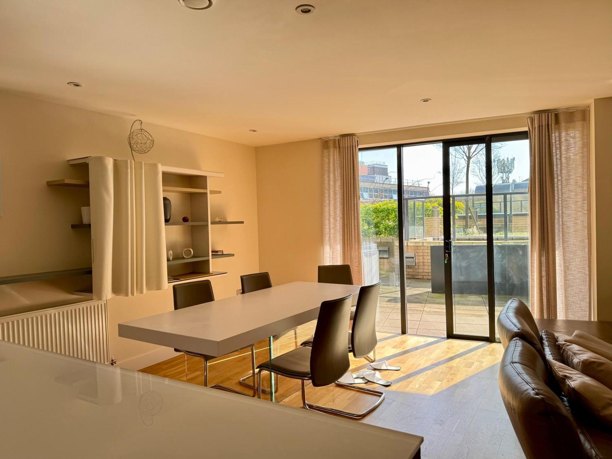 Urban Retreat Near The Thames