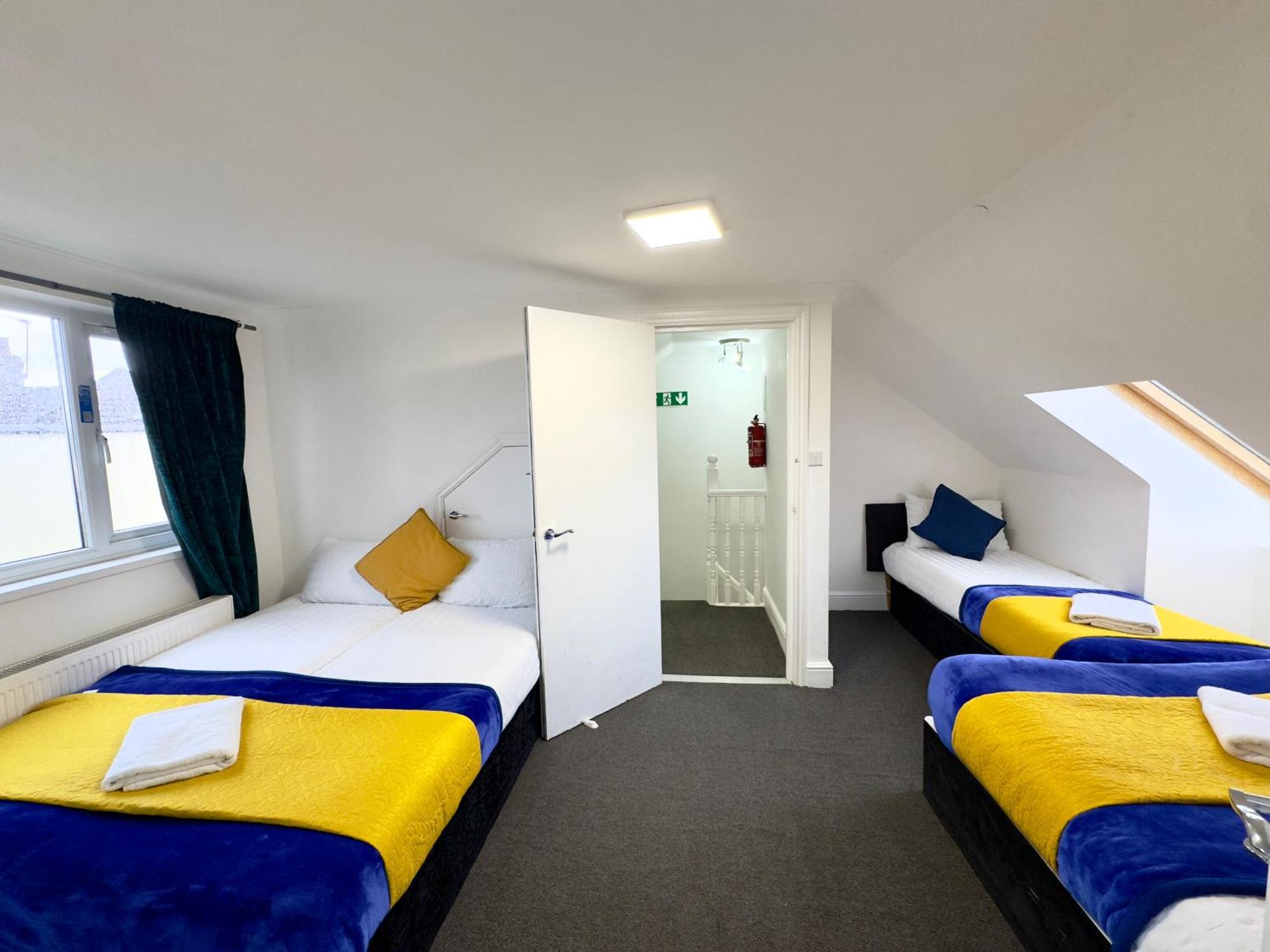 4 Bedrooms, 3 Bathrooms , Reception, Kitchen, Garden, Fullhouse London