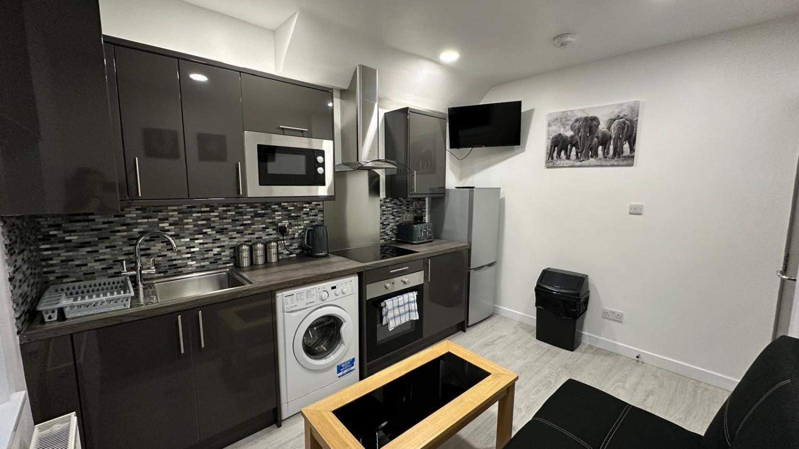 Fully Furbished Entire Flat 3 Appartement *