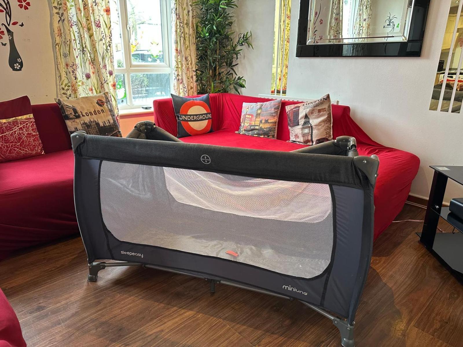 2 Bed 2 Bath - Free Parking - 3min Walk To The Train Station - 19min To Liverpool Street 5min To Victoria Line 1gb Broadband Super Fast Internet Ground Floor 100s Of Shops Restaurants Bakeries 24-hour Asda Superst Londres