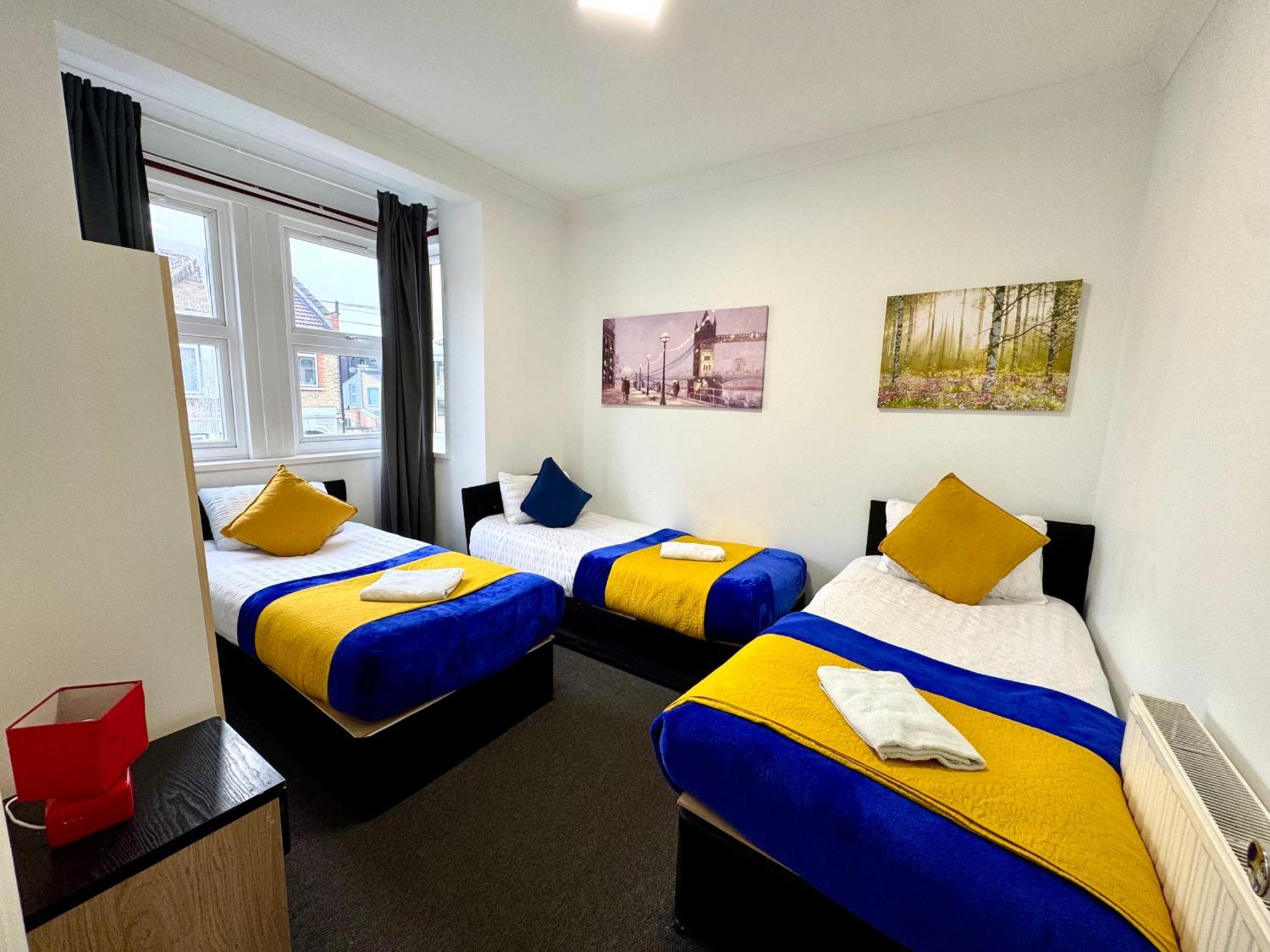 Сasa de vacaciones 3 Bedrooms Spacious House, Separate Reception, 2 Full Bathrooms, Parking, Garden