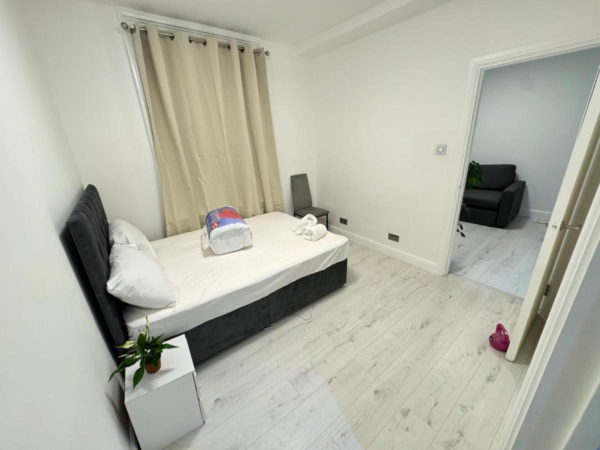 One Bedroom Flat 2nd Floor Victoria * Londres