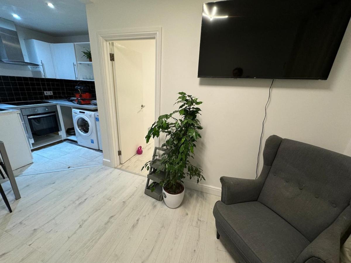 One Bedroom Flat 2nd Floor Victoria * Londres