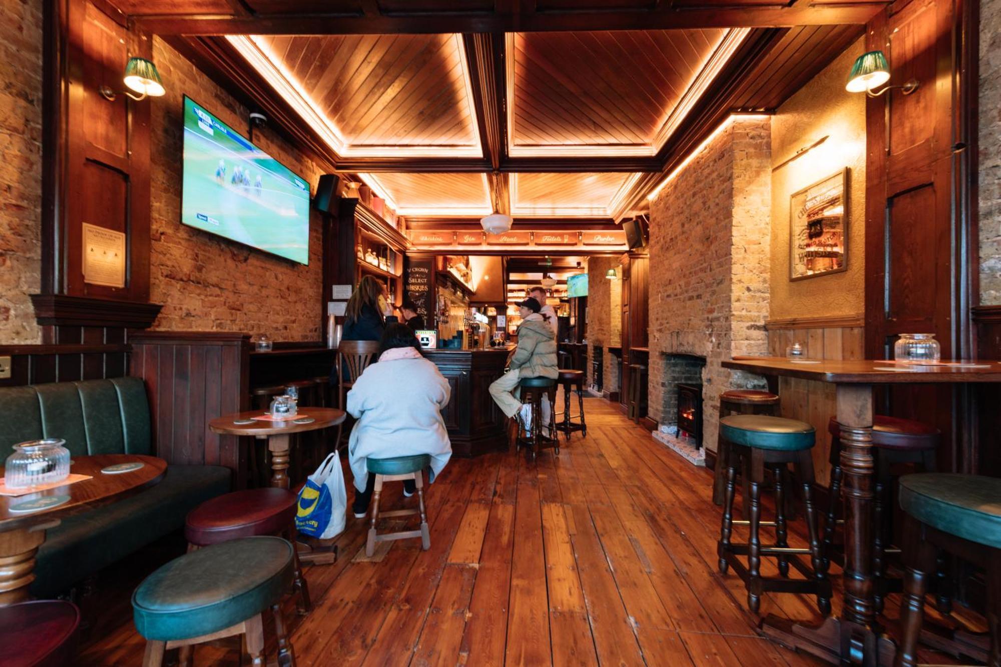 The Crown Pub & Maison d'hôtes