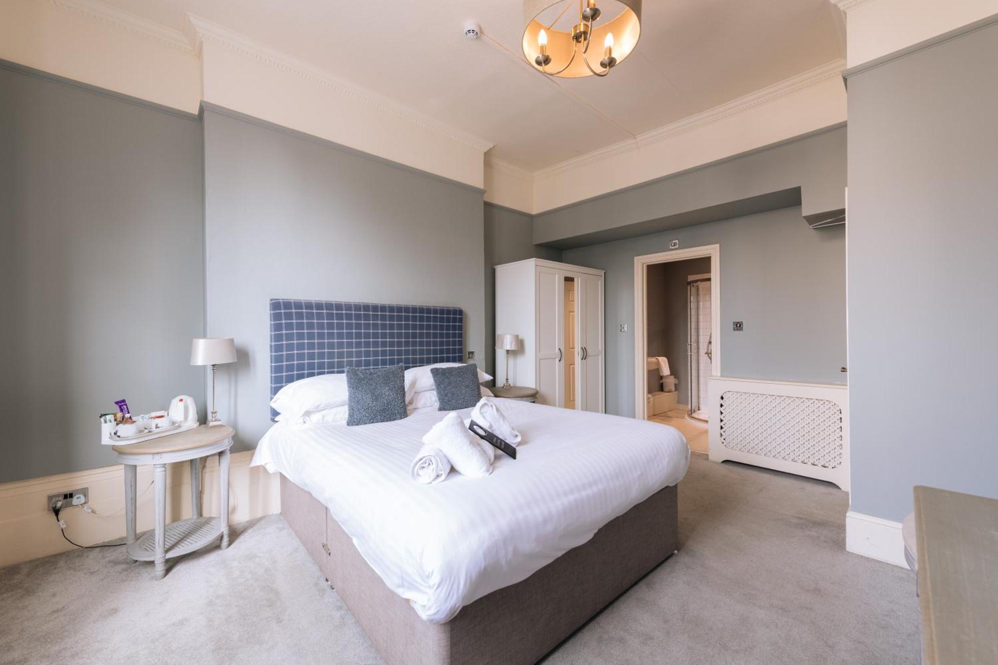 The Crown Pub & 4*