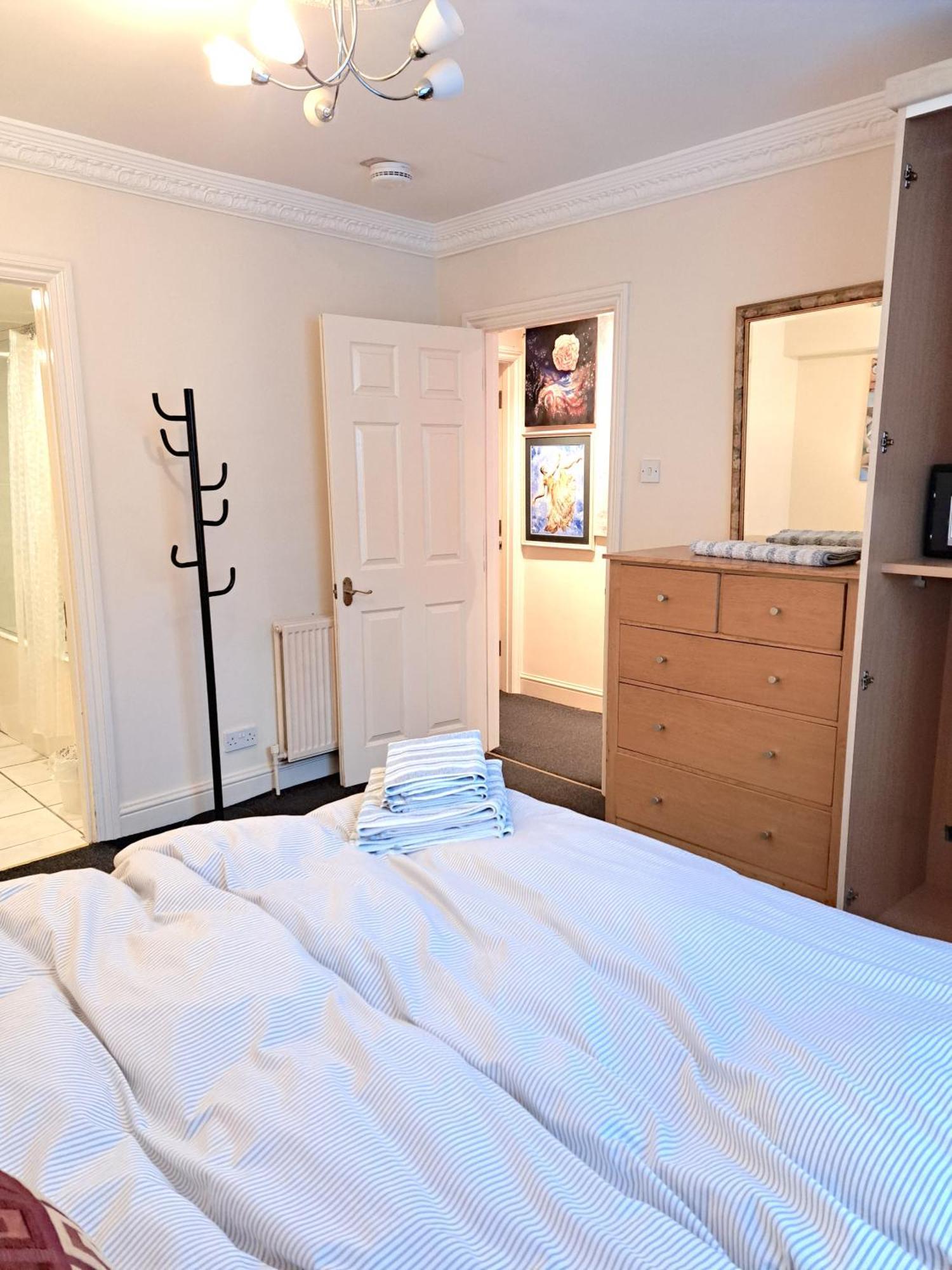 Double With Private Bathroom In Flat Centre *